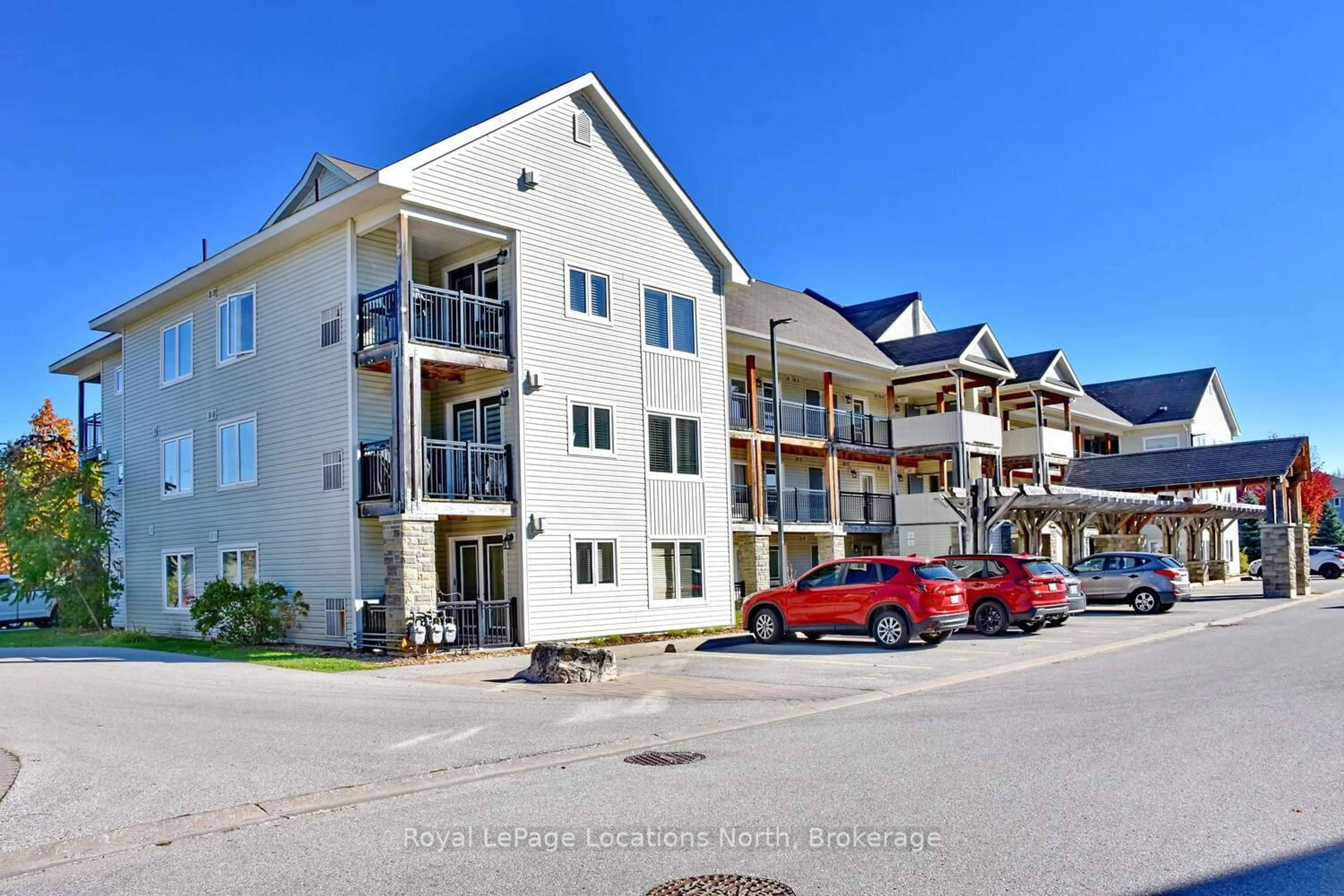 A pic from outside/outdoor area/front of a property/back of a property/a pic from drone, unknown for 1 BRANDY LANE Dr #102, Collingwood Ontario L9Y 0X4