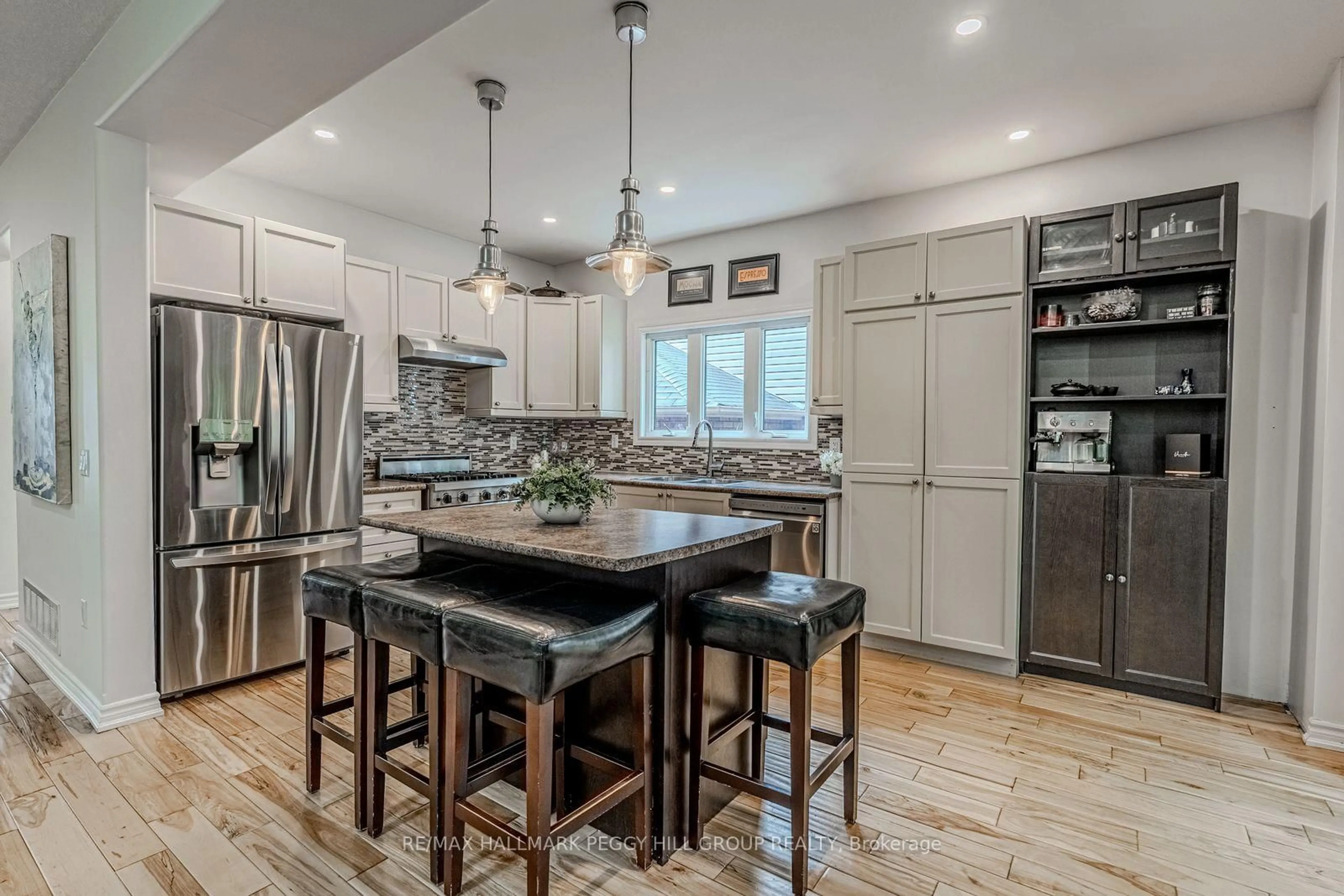 Open concept kitchen, ceramic/tile floor for 11 Oakmont Ave, Oro-Medonte Ontario L0L 2L0