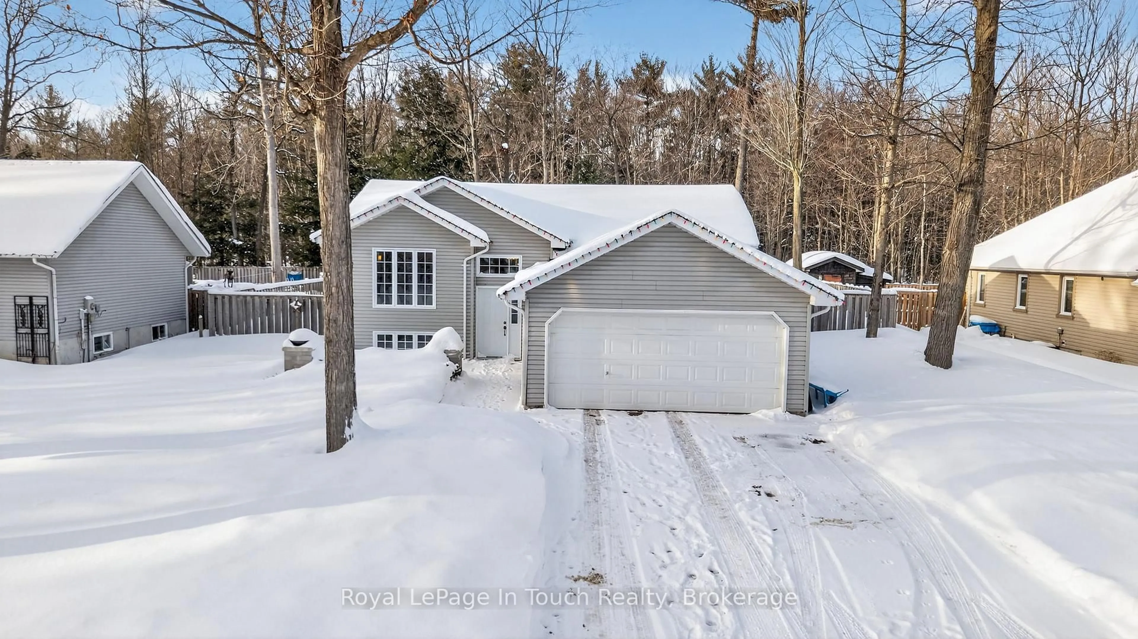 A pic from outside/outdoor area/front of a property/back of a property/a pic from drone, street for 39 St. Laurent Blvd, Tiny Ontario L9M 1R3