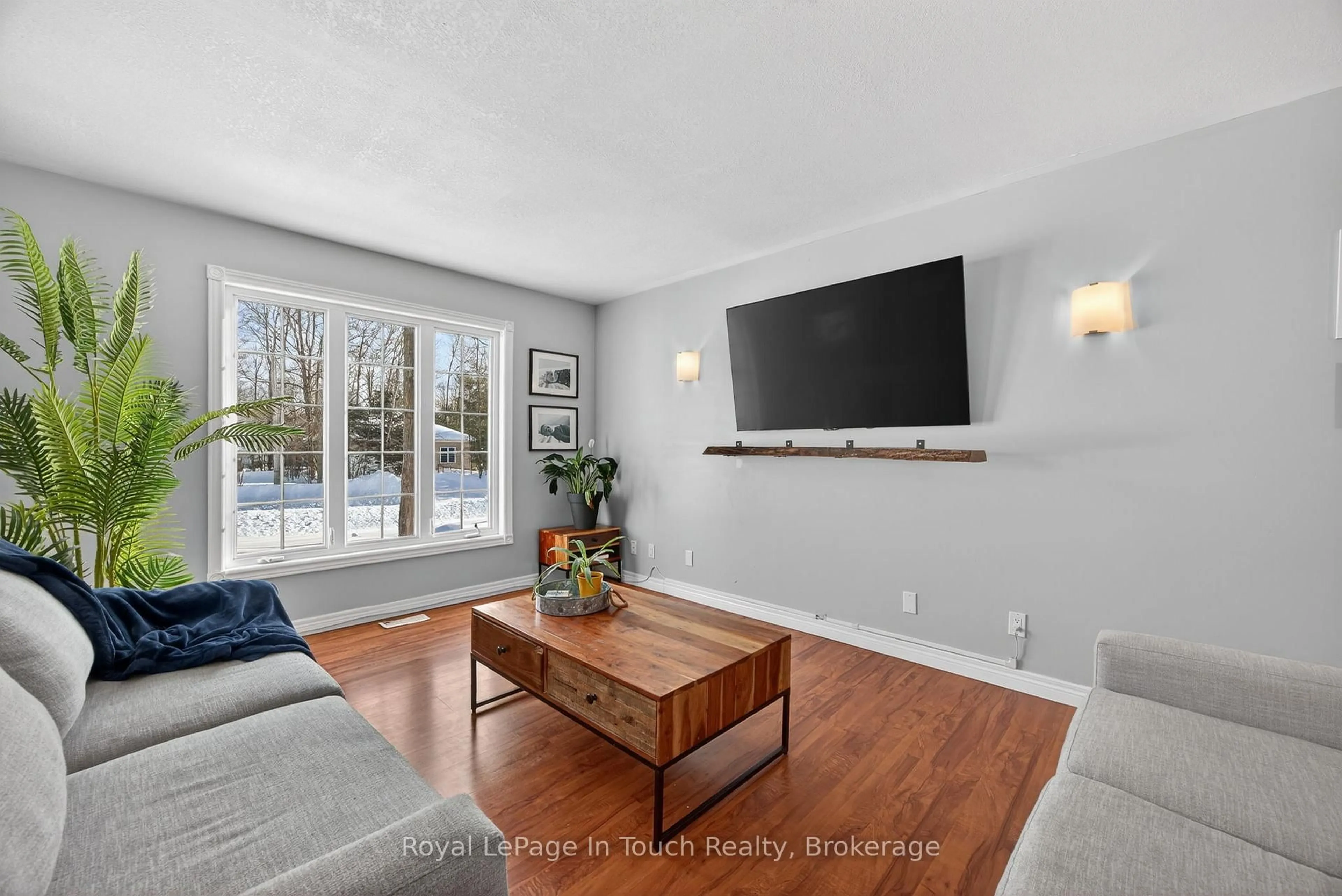 Living room with furniture, wood/laminate floor for 39 St. Laurent Blvd, Tiny Ontario L9M 1R3