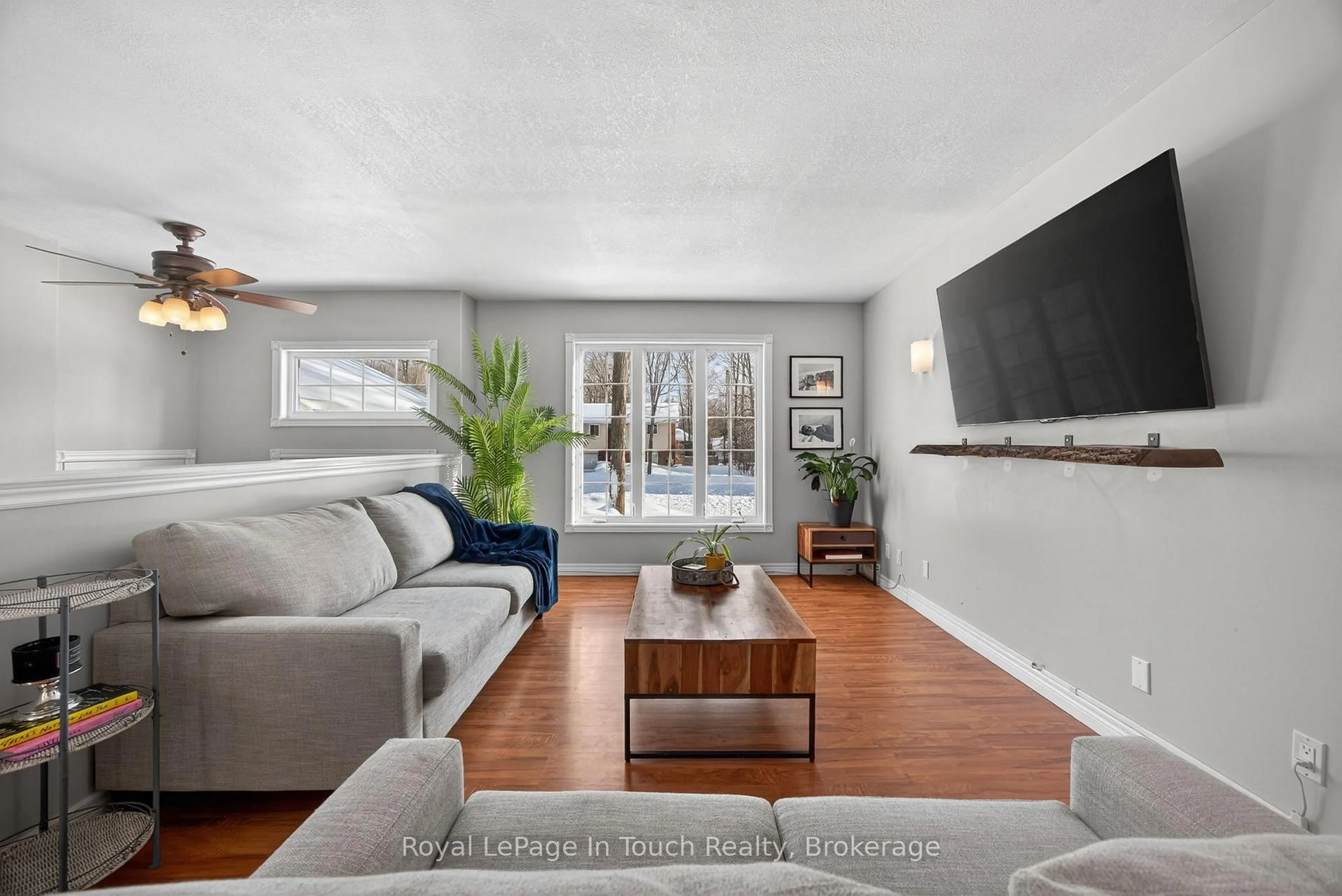 Living room with furniture, unknown for 39 St. Laurent Blvd, Tiny Ontario L9M 1R3