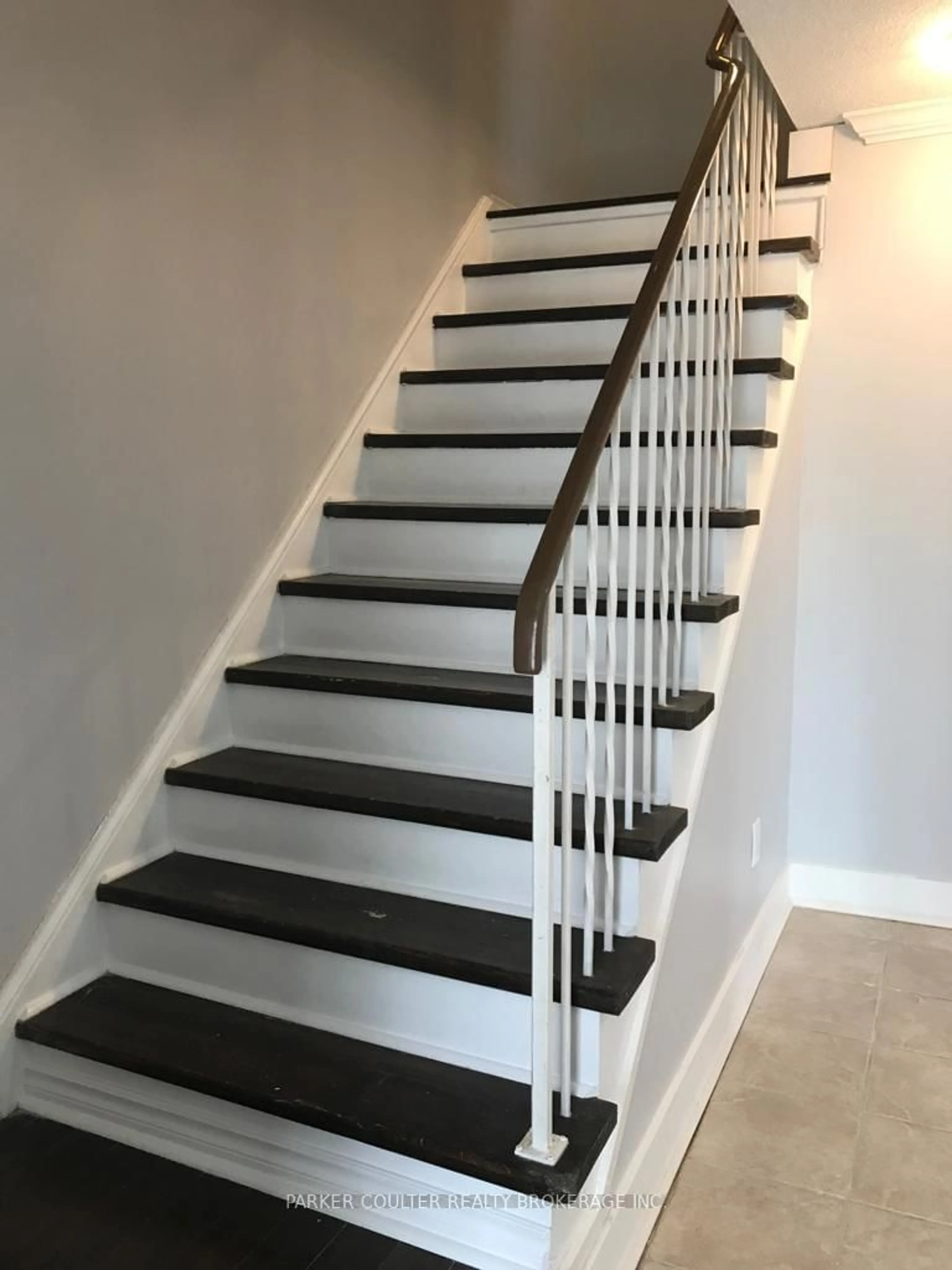 Stairs for 30 Janice Dr, Barrie Ontario L4N 5N4