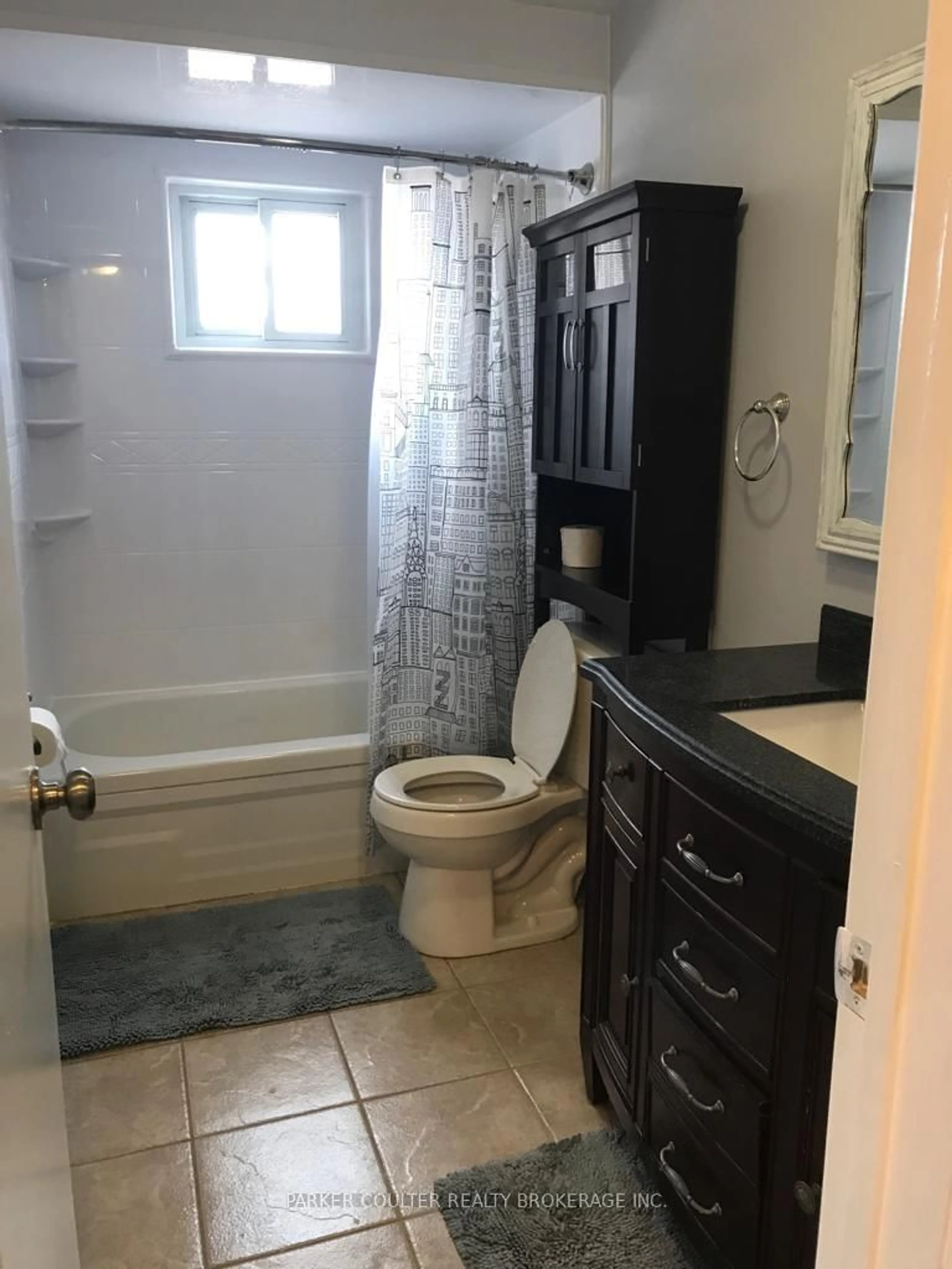 Standard bathroom, ceramic/tile floor for 30 Janice Dr, Barrie Ontario L4N 5N4