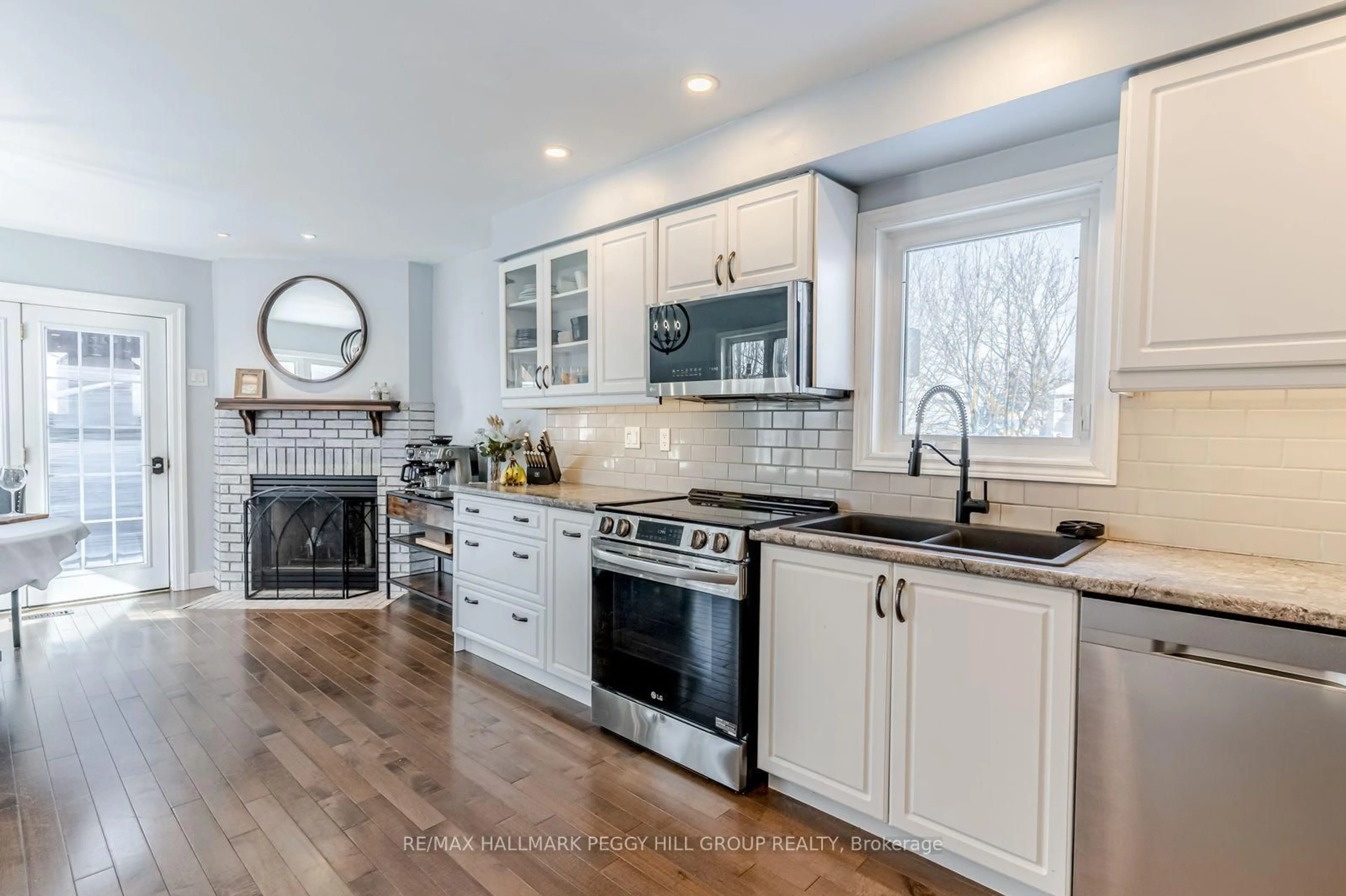Open concept kitchen, ceramic/tile floor for 20 Pae Dr, Barrie Ontario L4N 7N7