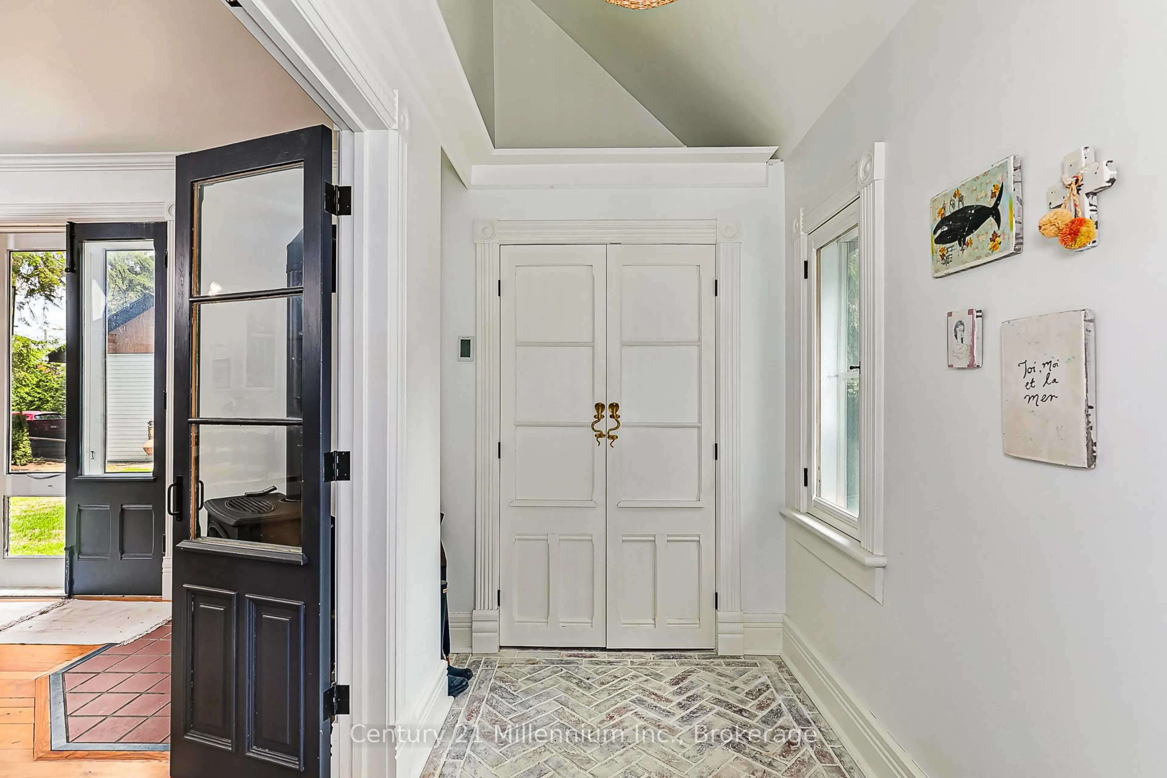 Indoor entryway for 285 Maple St, Collingwood Ontario L9Y 2R3