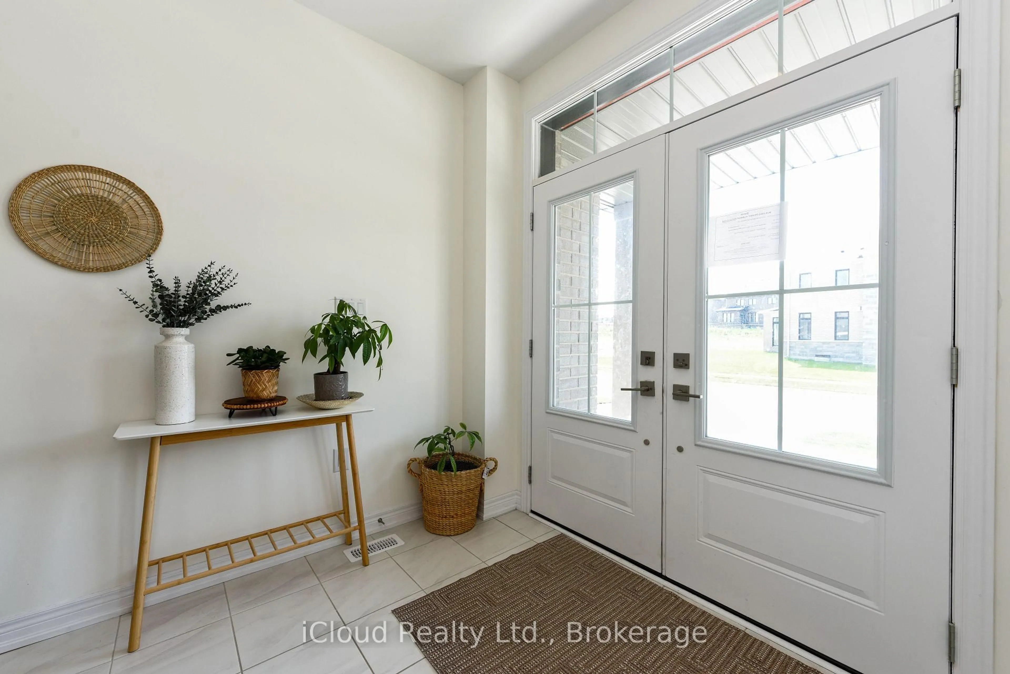 Indoor entryway for 114 Thicketwood Ave, Barrie Ontario L9J 0W8