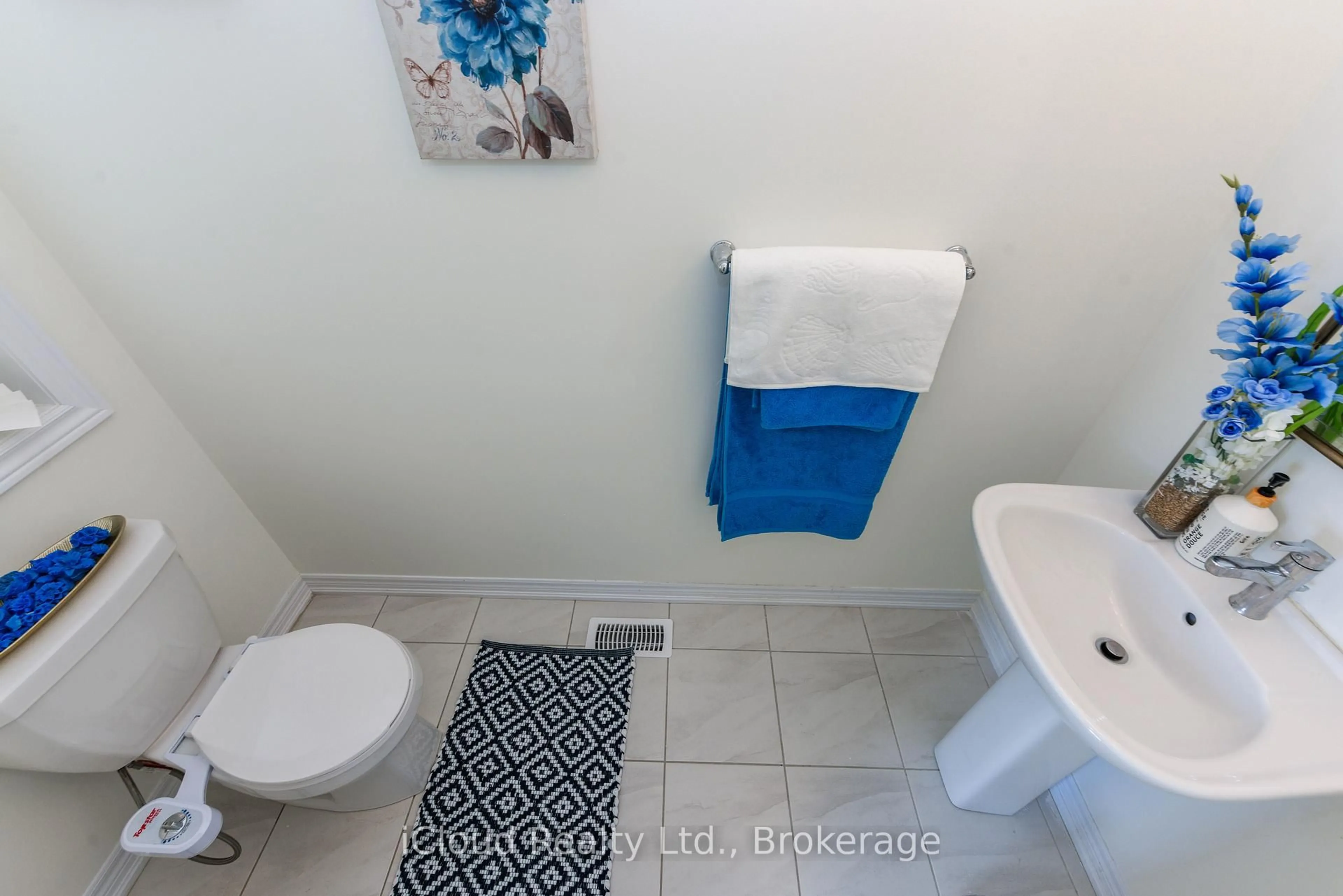 Standard bathroom, unknown for 114 Thicketwood Ave, Barrie Ontario L9J 0W8