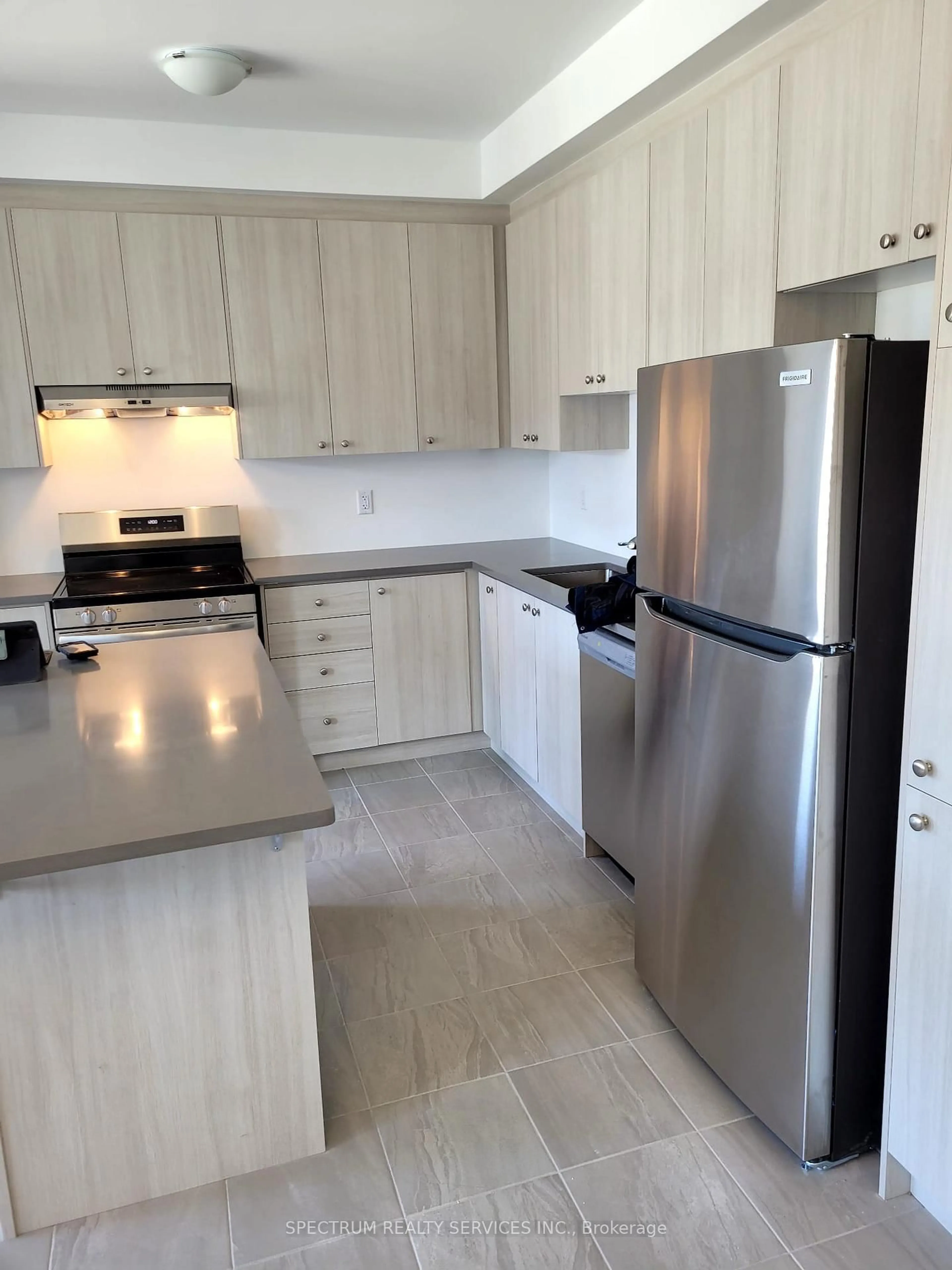 Standard kitchen, unknown for 94 Ennerdale St, Barrie Ontario L9J 0G5