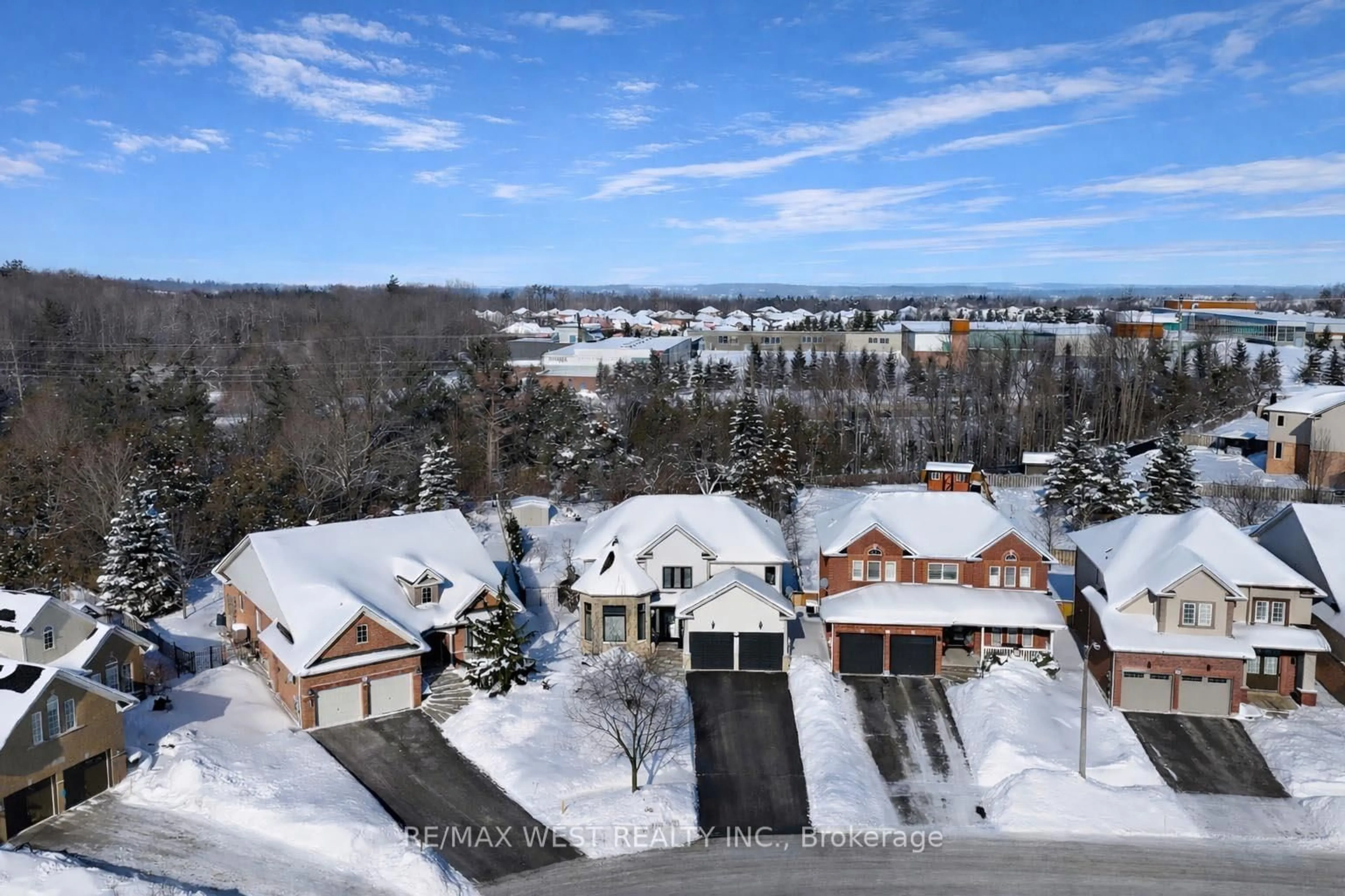 A pic from outside/outdoor area/front of a property/back of a property/a pic from drone, street for 90 Birkhall Pl, Barrie Ontario L4N 0K2