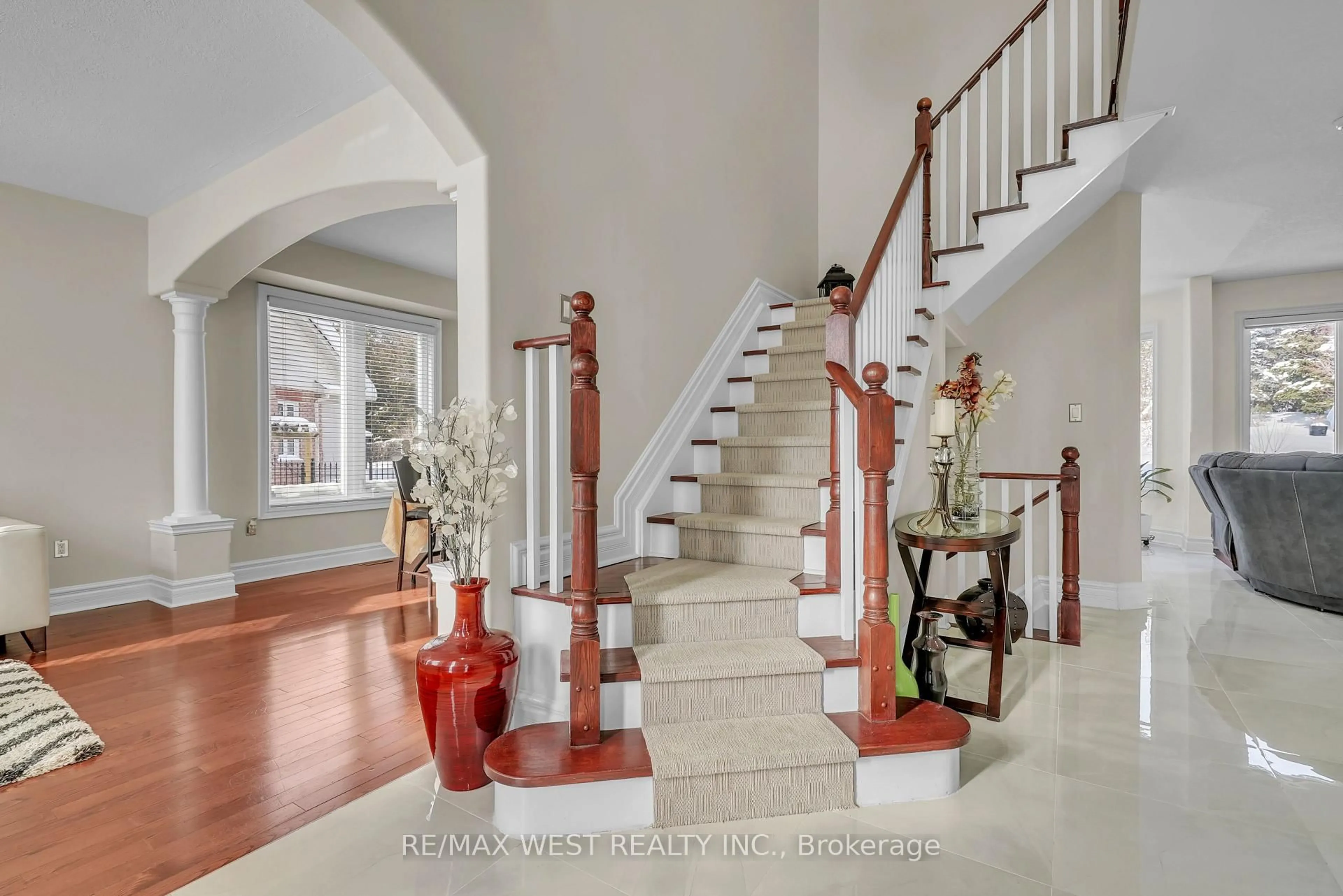 Indoor foyer for 90 Birkhall Pl, Barrie Ontario L4N 0K2