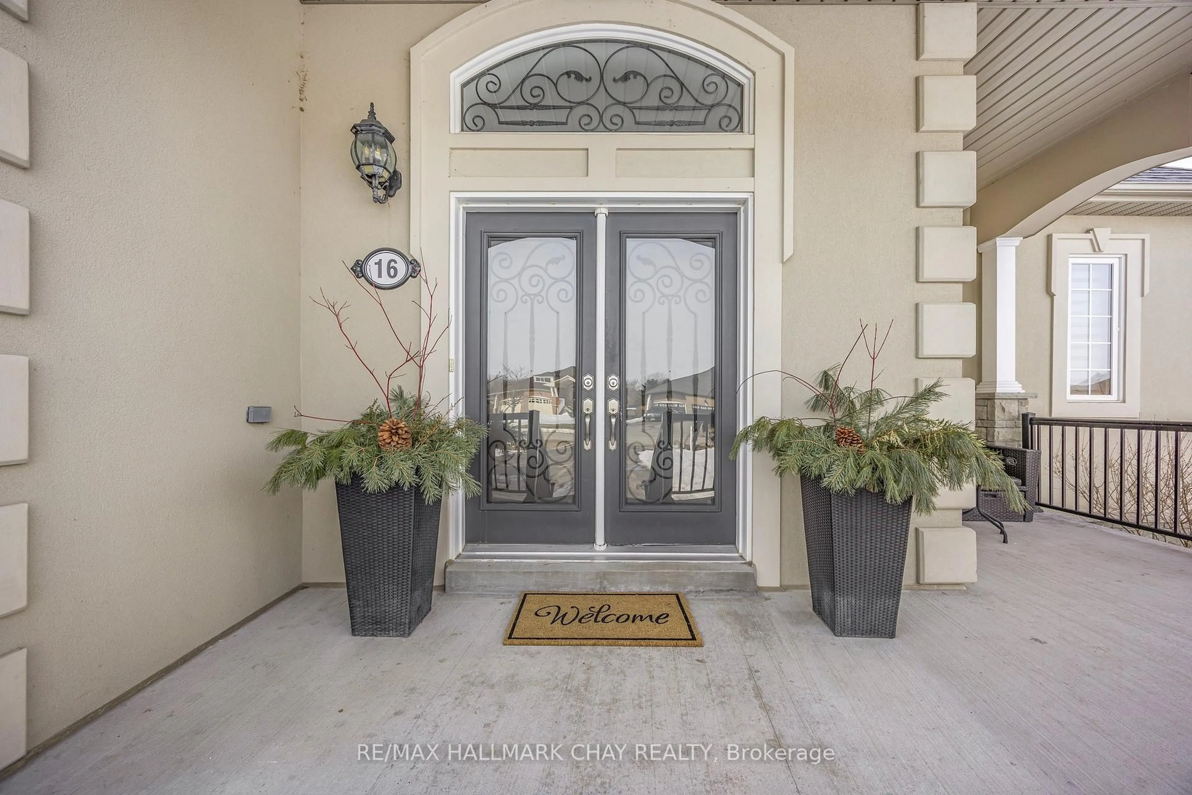 Indoor entryway for 16 Basswood Dr, Wasaga Beach Ontario L9Z 0A9