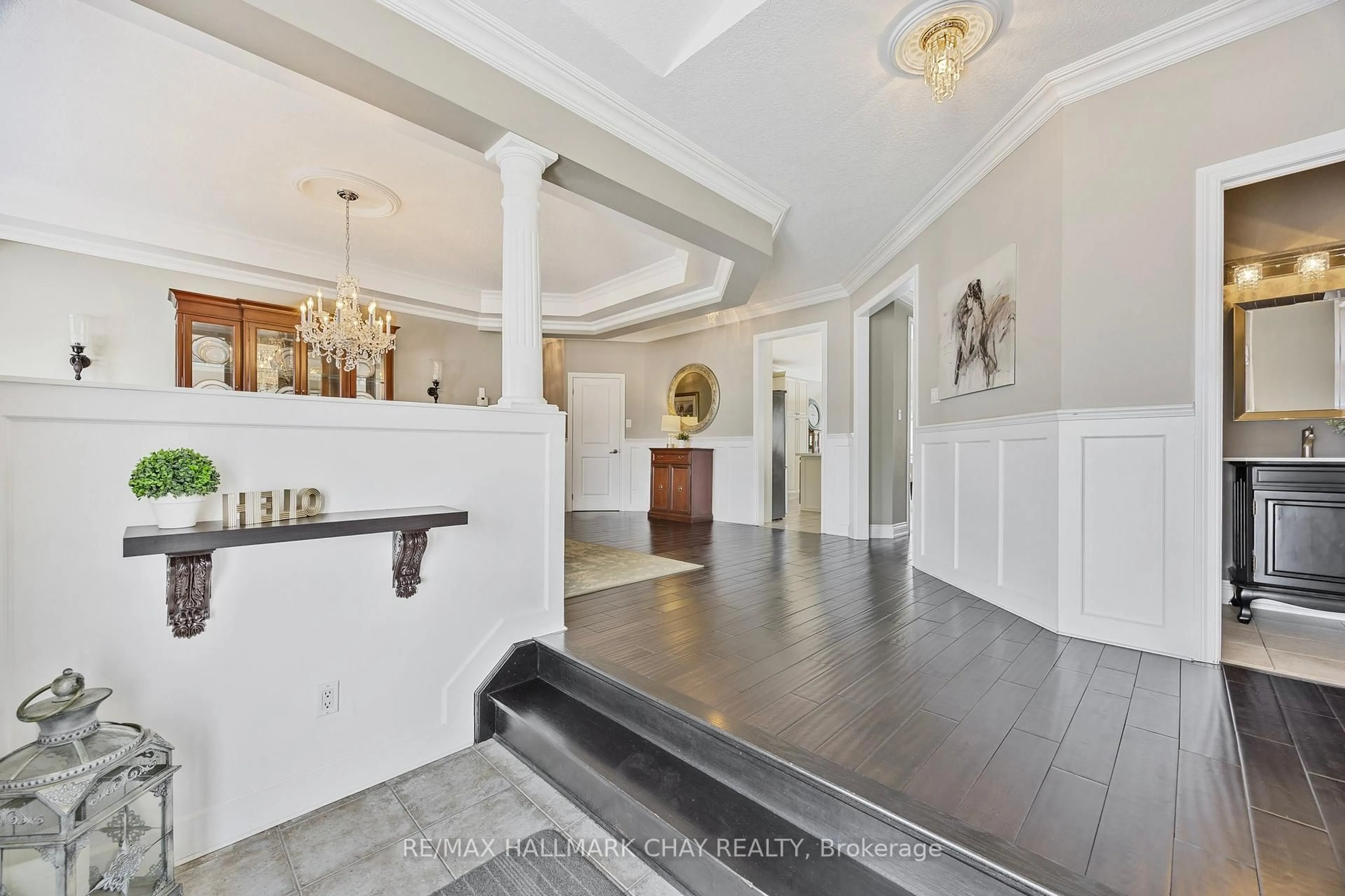 Indoor foyer for 16 Basswood Dr, Wasaga Beach Ontario L9Z 0A9
