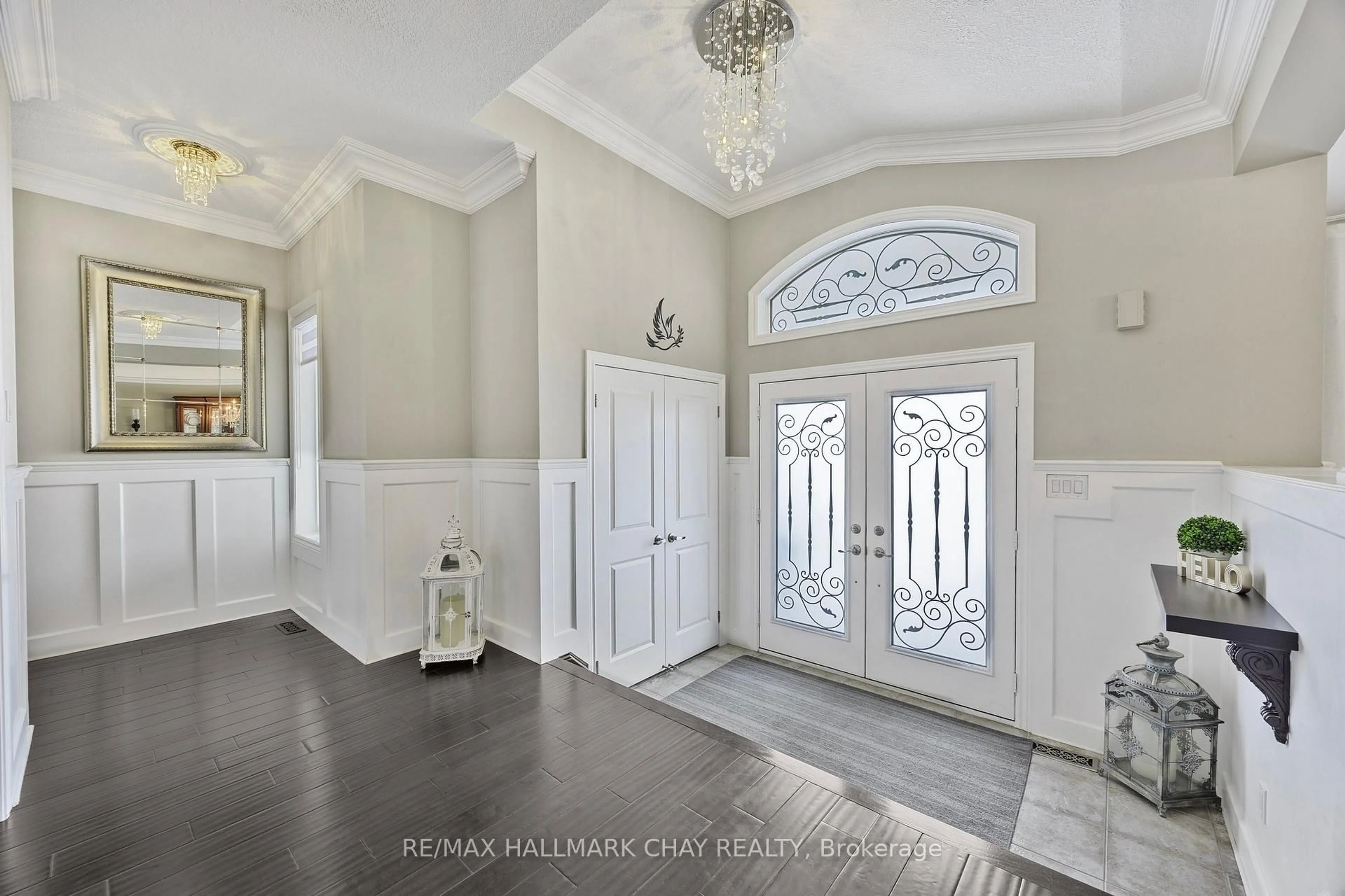 Indoor entryway for 16 Basswood Dr, Wasaga Beach Ontario L9Z 0A9