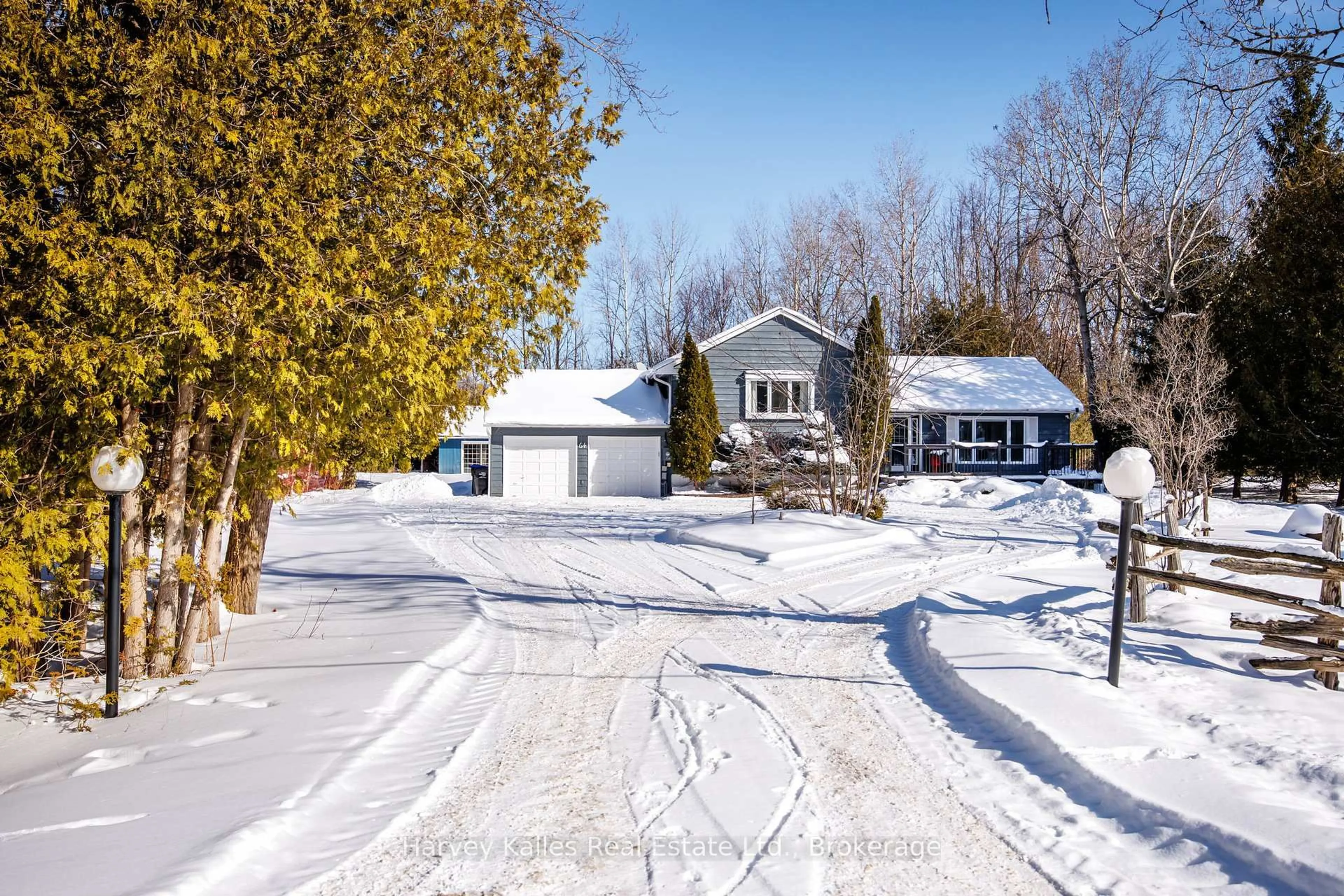 A pic from outside/outdoor area/front of a property/back of a property/a pic from drone, street for 64 Silver Creek Dr, Collingwood Ontario L9Y 4W9