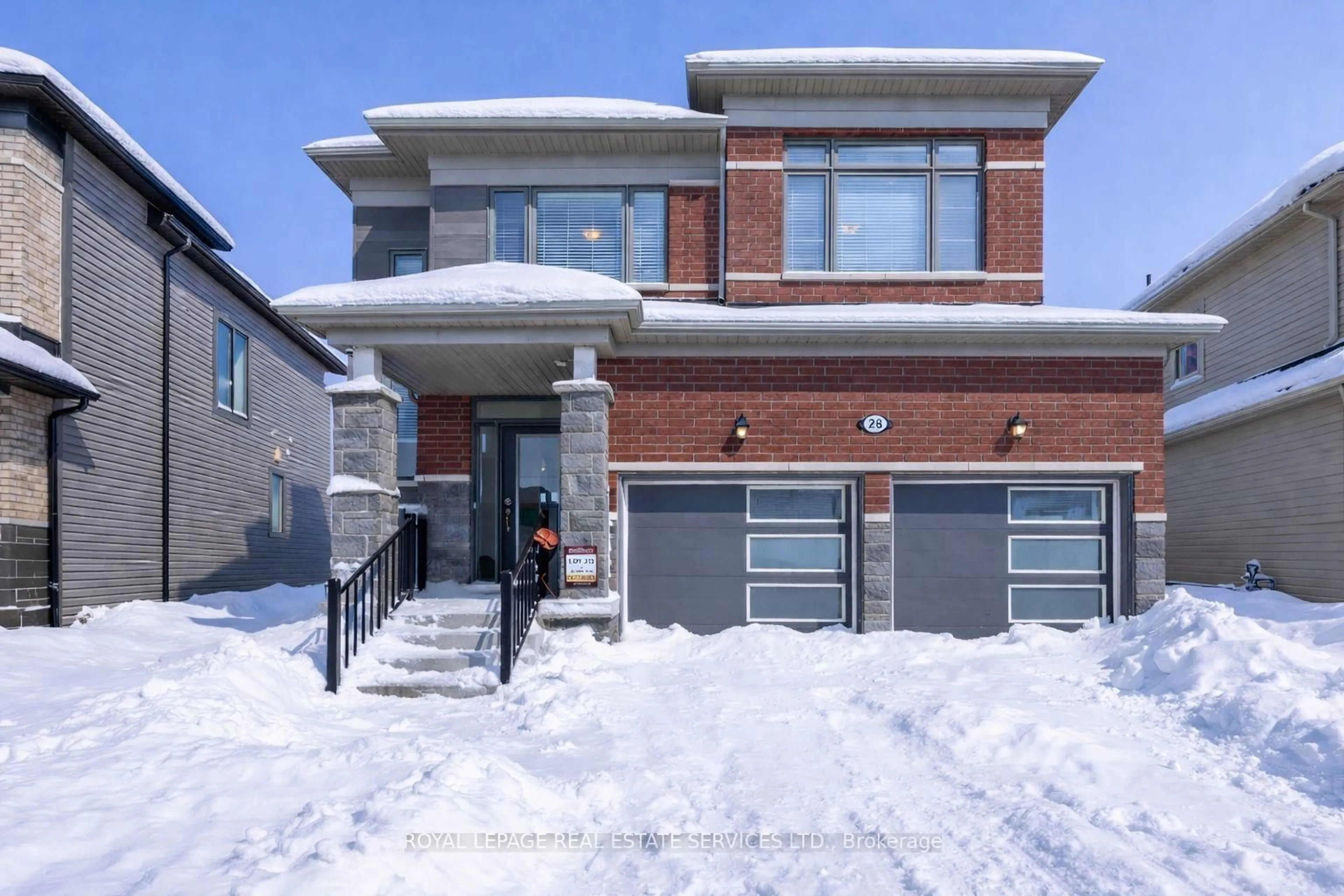 Home with brick exterior material, street for 28 Union Blvd, Wasaga Beach Ontario L9Z 0M5