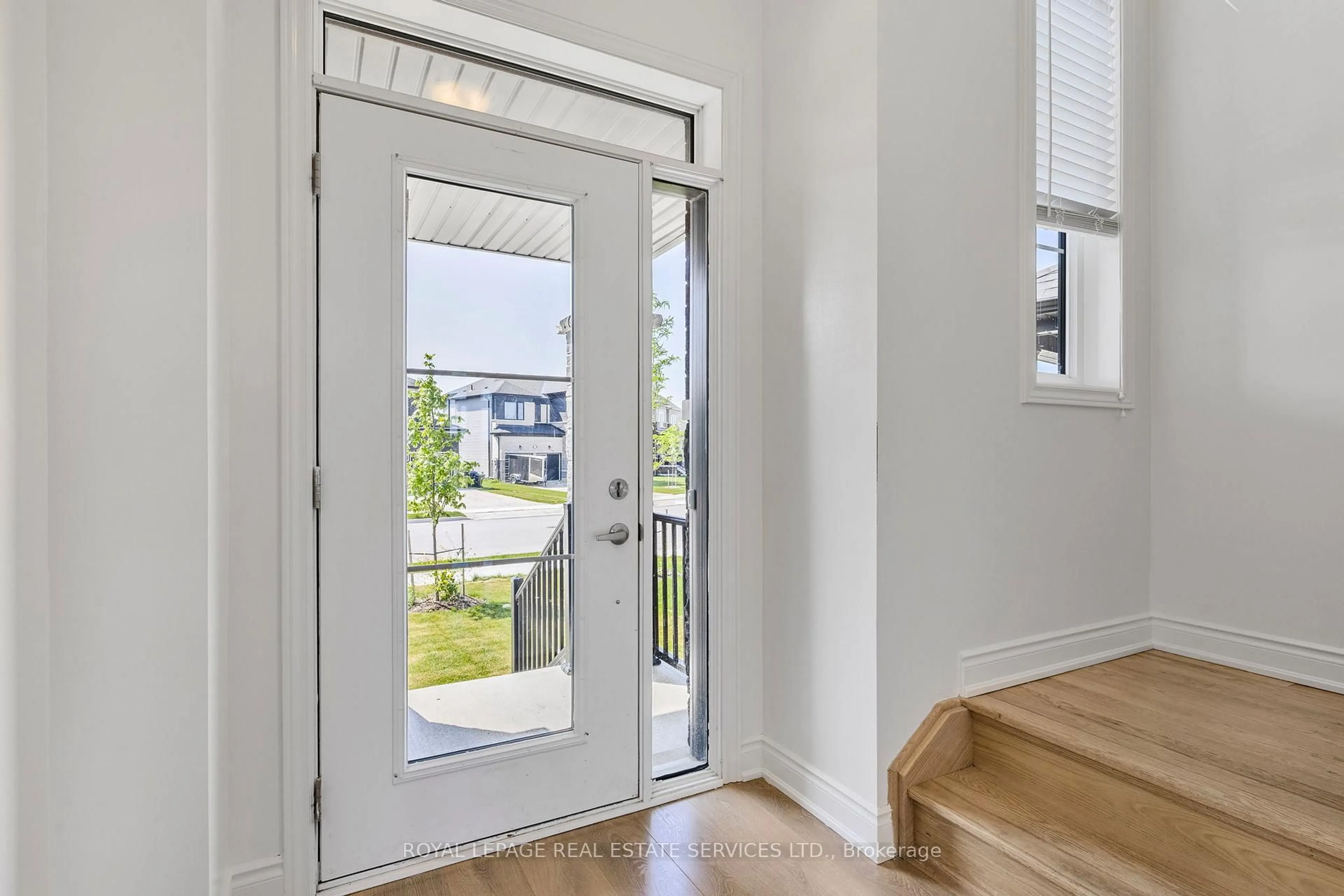 Indoor entryway for 28 Union Blvd, Wasaga Beach Ontario L9Z 0M5