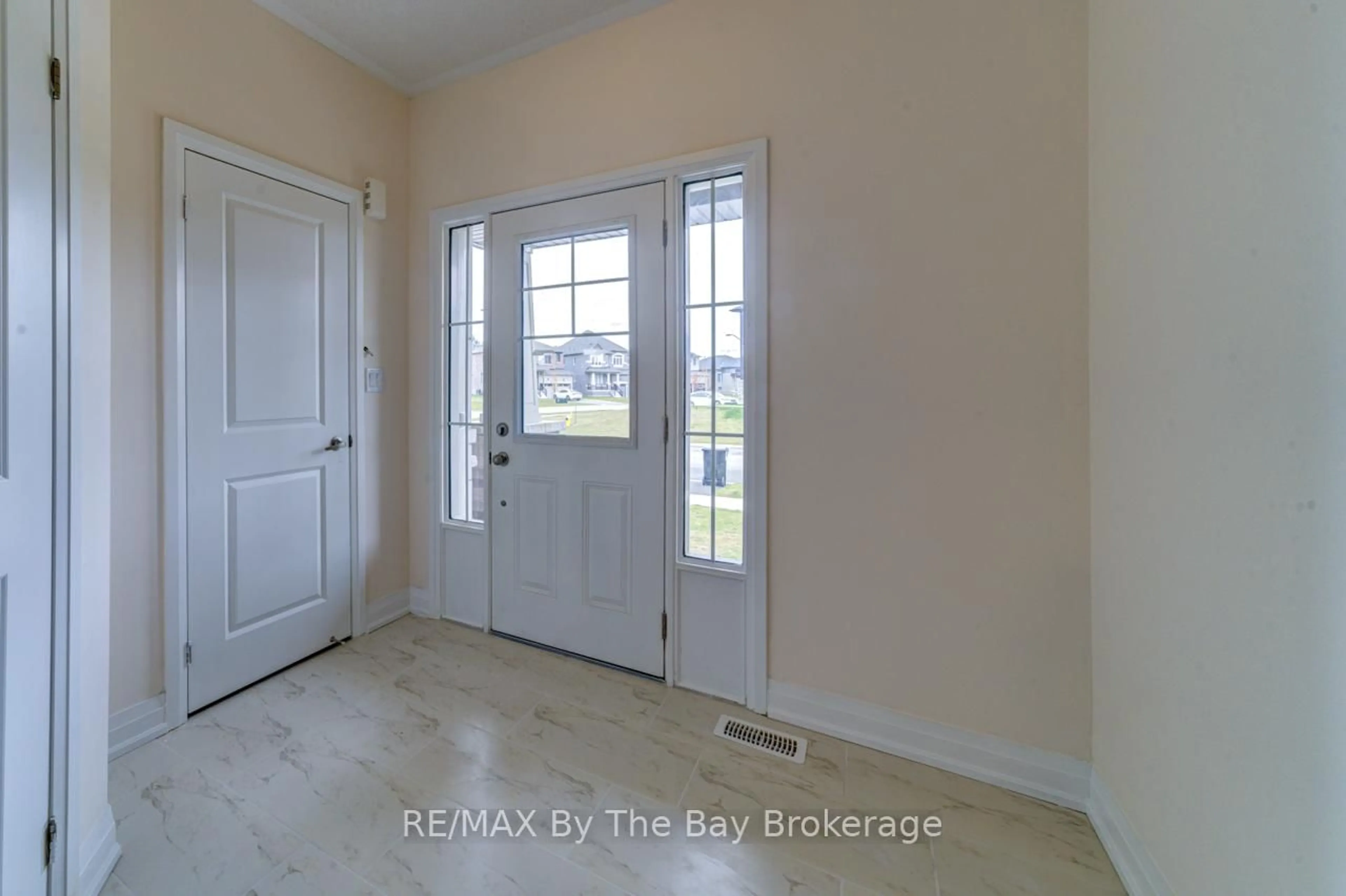 Indoor entryway for 194 Rosanne Circ, Wasaga Beach Ontario L9Z 0N3