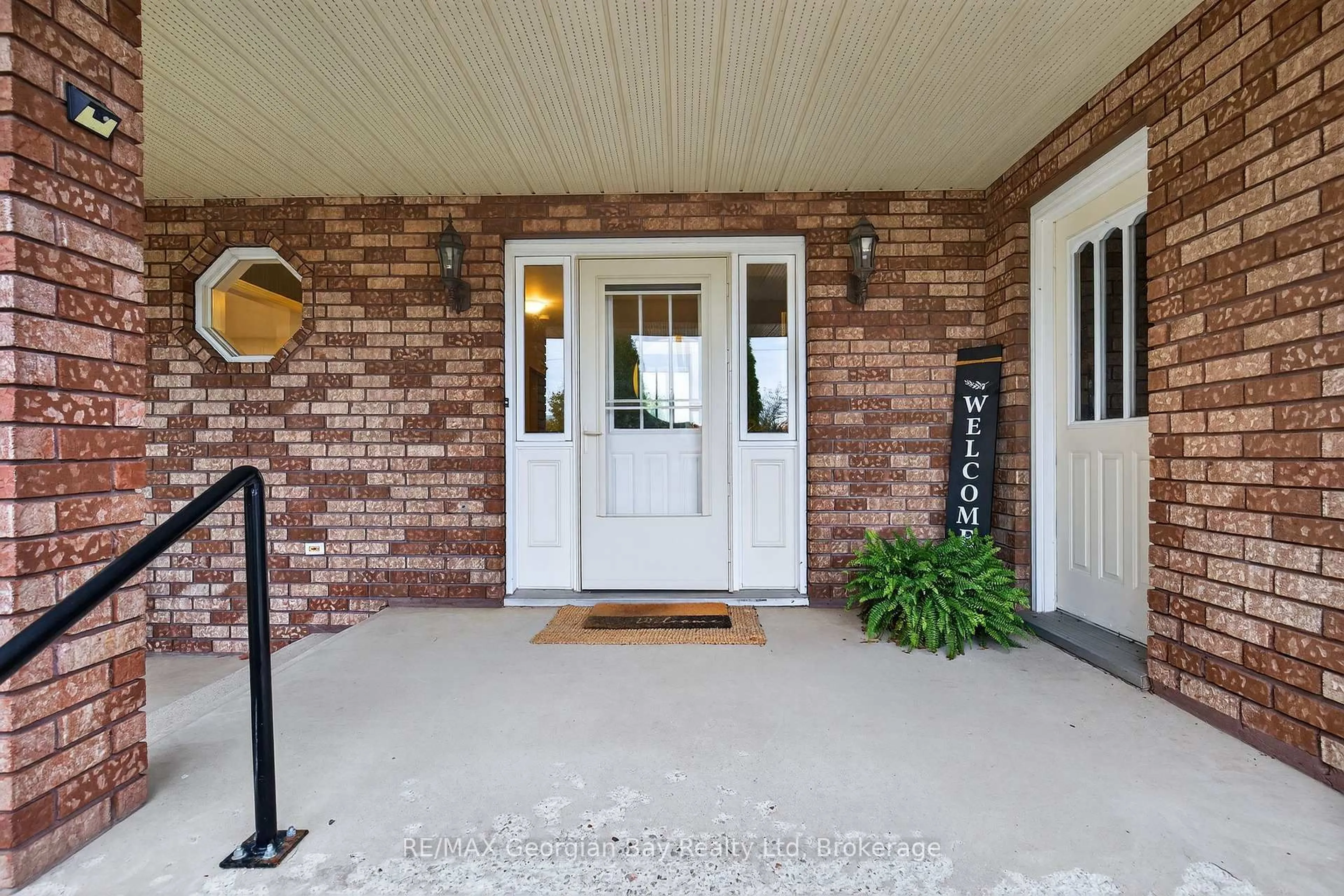 Indoor entryway for 93 Edward St, Penetanguishene Ontario L9M 1J3