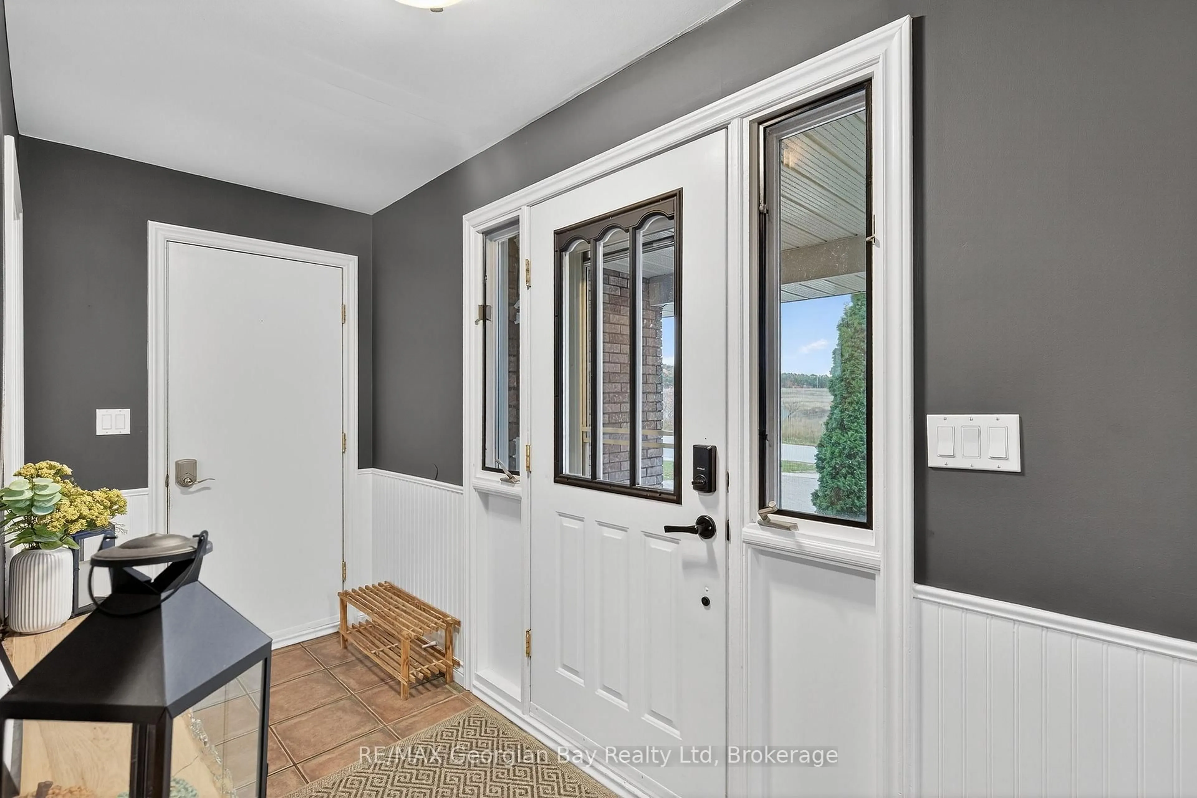 Indoor entryway for 93 Edward St, Penetanguishene Ontario L9M 1J3