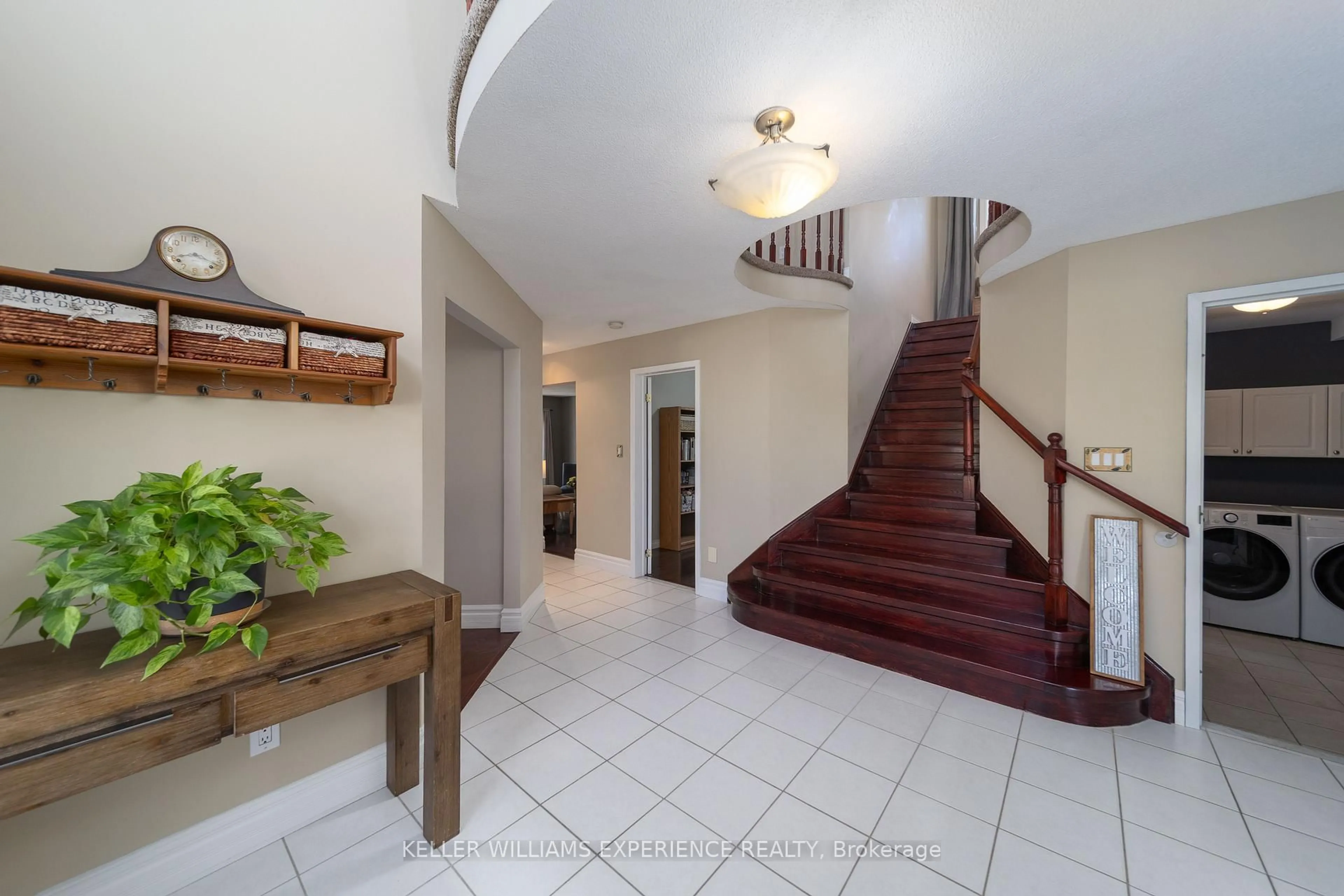 Indoor foyer for 175 Hanmer St, Barrie Ontario L4N 7J8