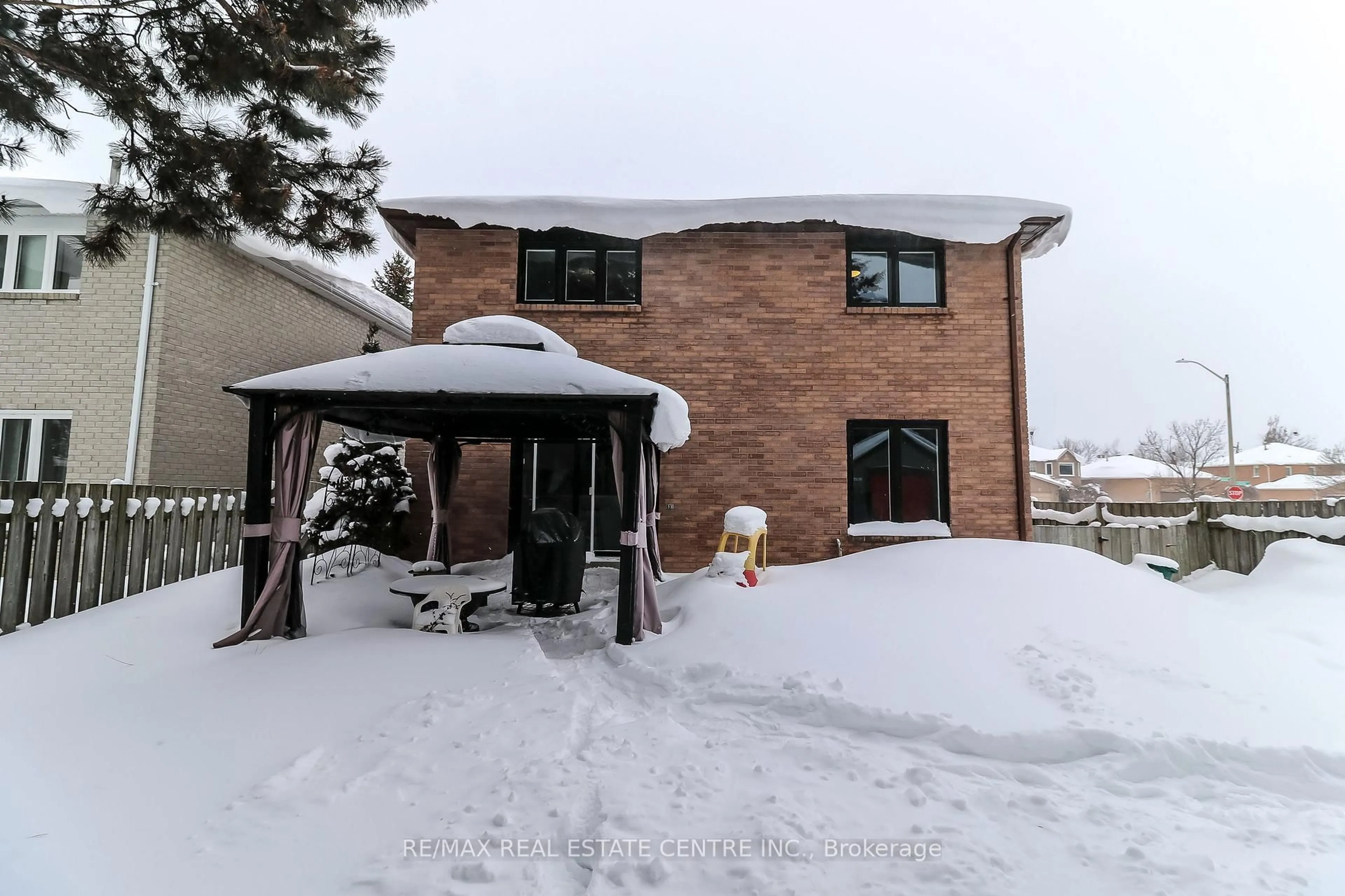 A pic from outside/outdoor area/front of a property/back of a property/a pic from drone, unknown for 39 Cardinal St, Barrie Ontario L4M 6C9