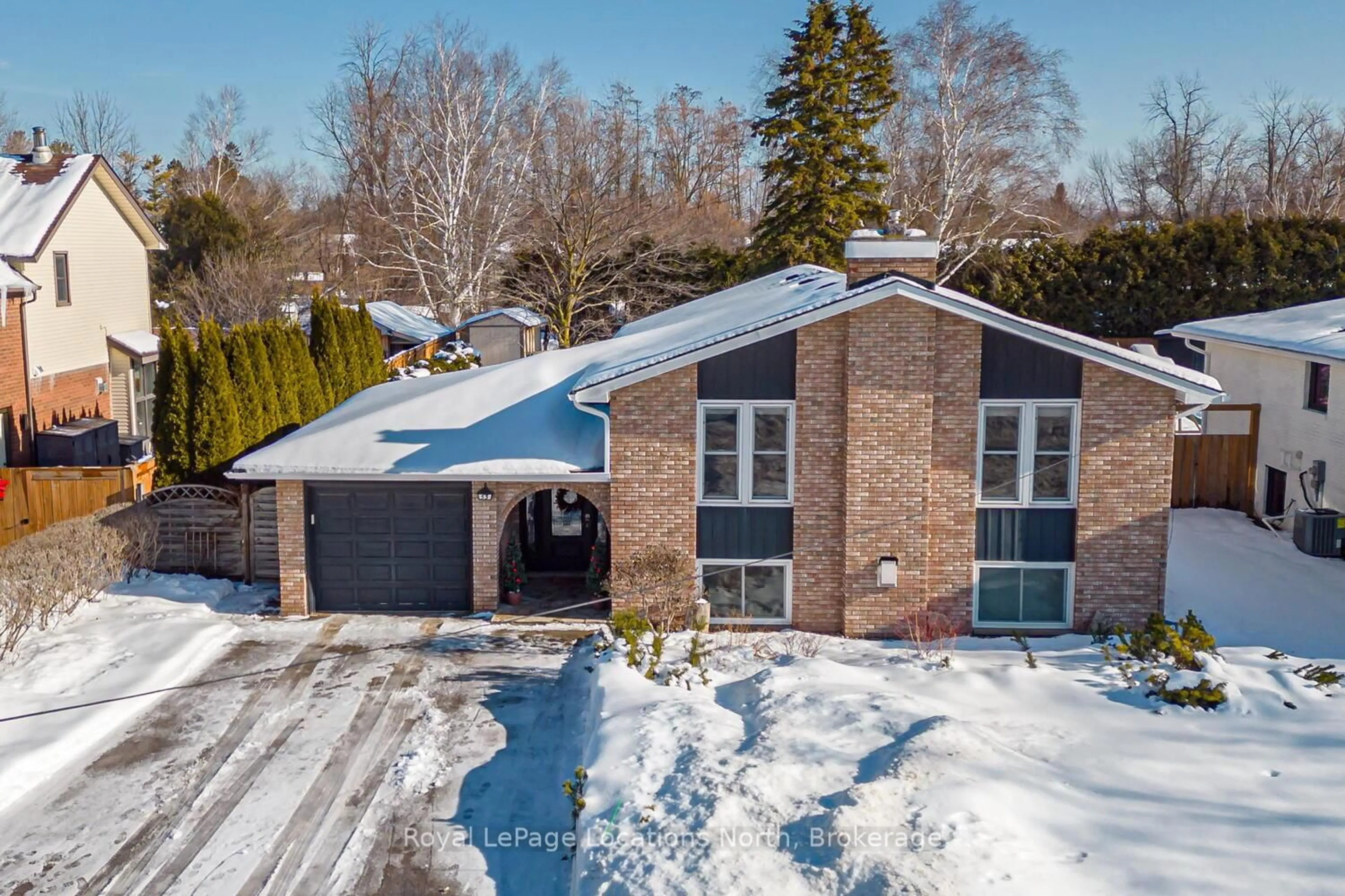 A pic from outside/outdoor area/front of a property/back of a property/a pic from drone, street for 53 ALICE St, Collingwood Ontario L9Y 4E9