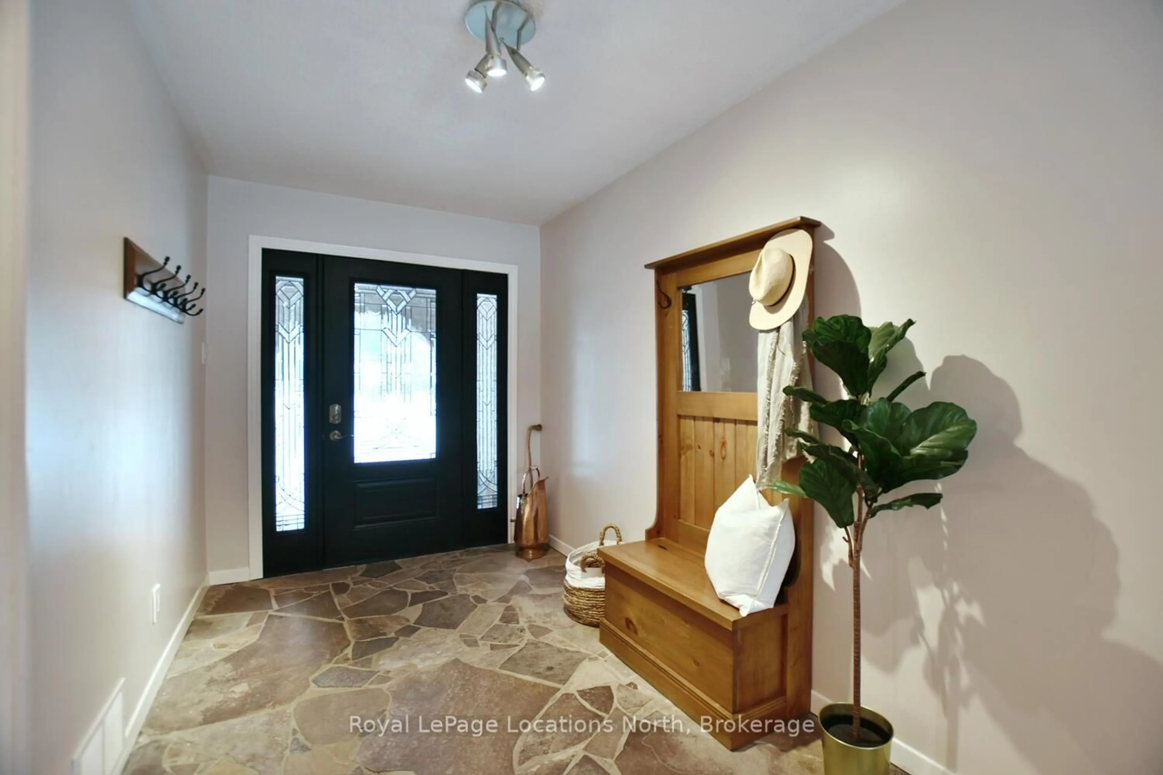 Indoor entryway for 53 ALICE St, Collingwood Ontario L9Y 4E9