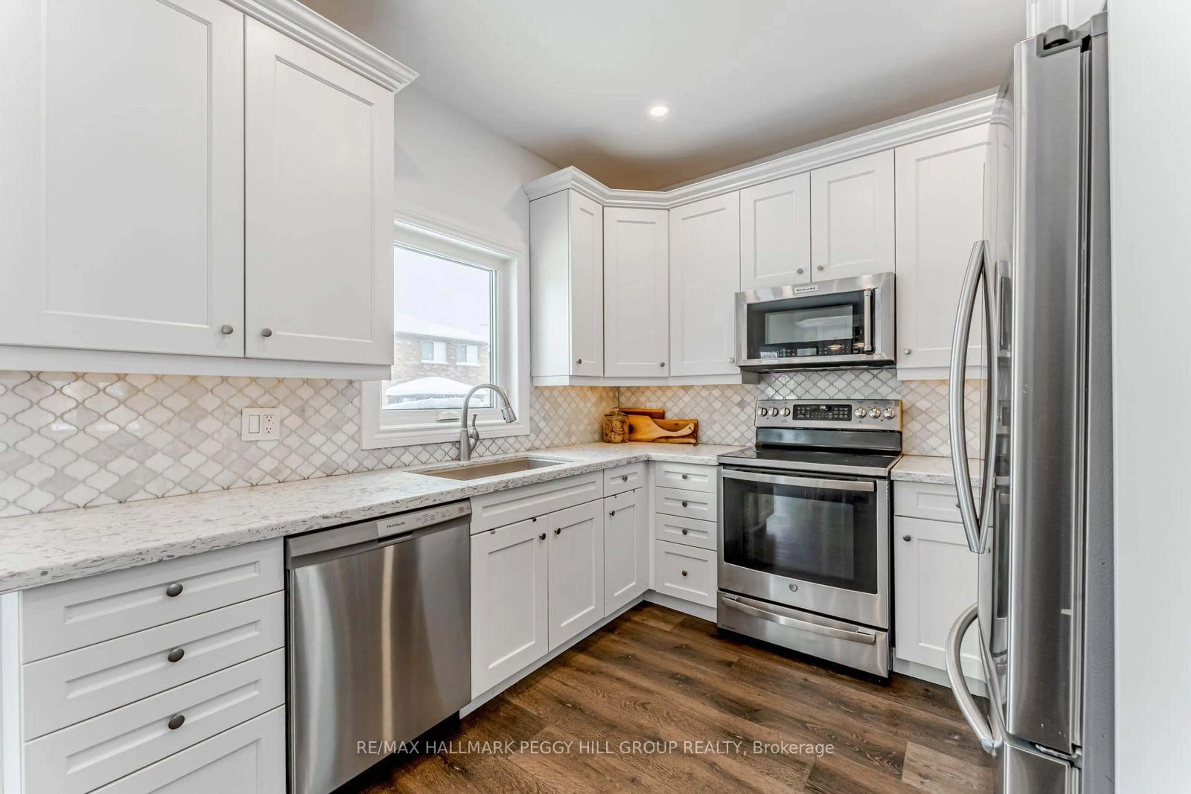 Open concept kitchen, ceramic/tile floor for 27 McAvoy Dr, Barrie Ontario L4N 0P8