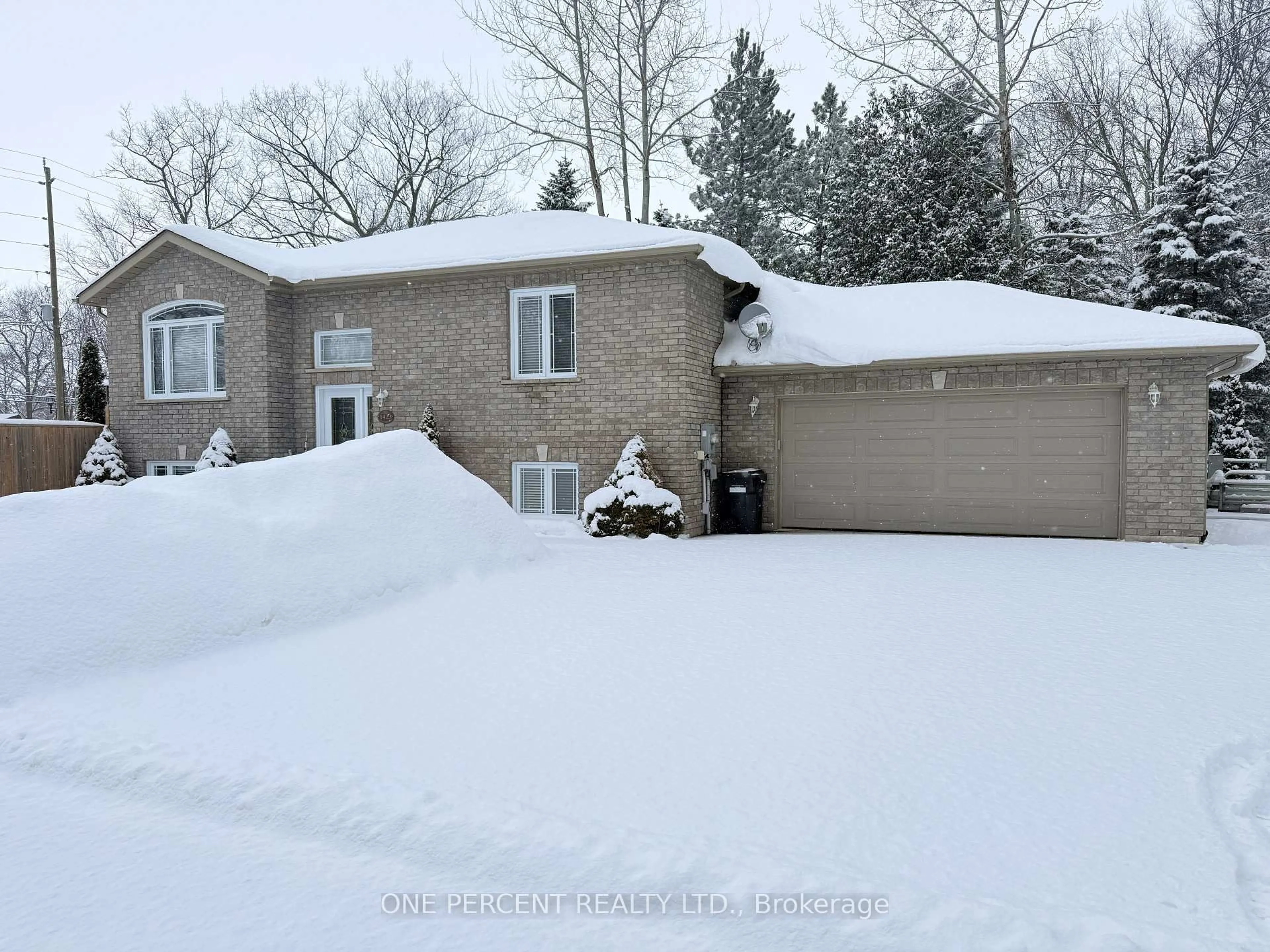 A pic from outside/outdoor area/front of a property/back of a property/a pic from drone, street for 1423 River Rd, Wasaga Beach Ontario L9Z 2W5