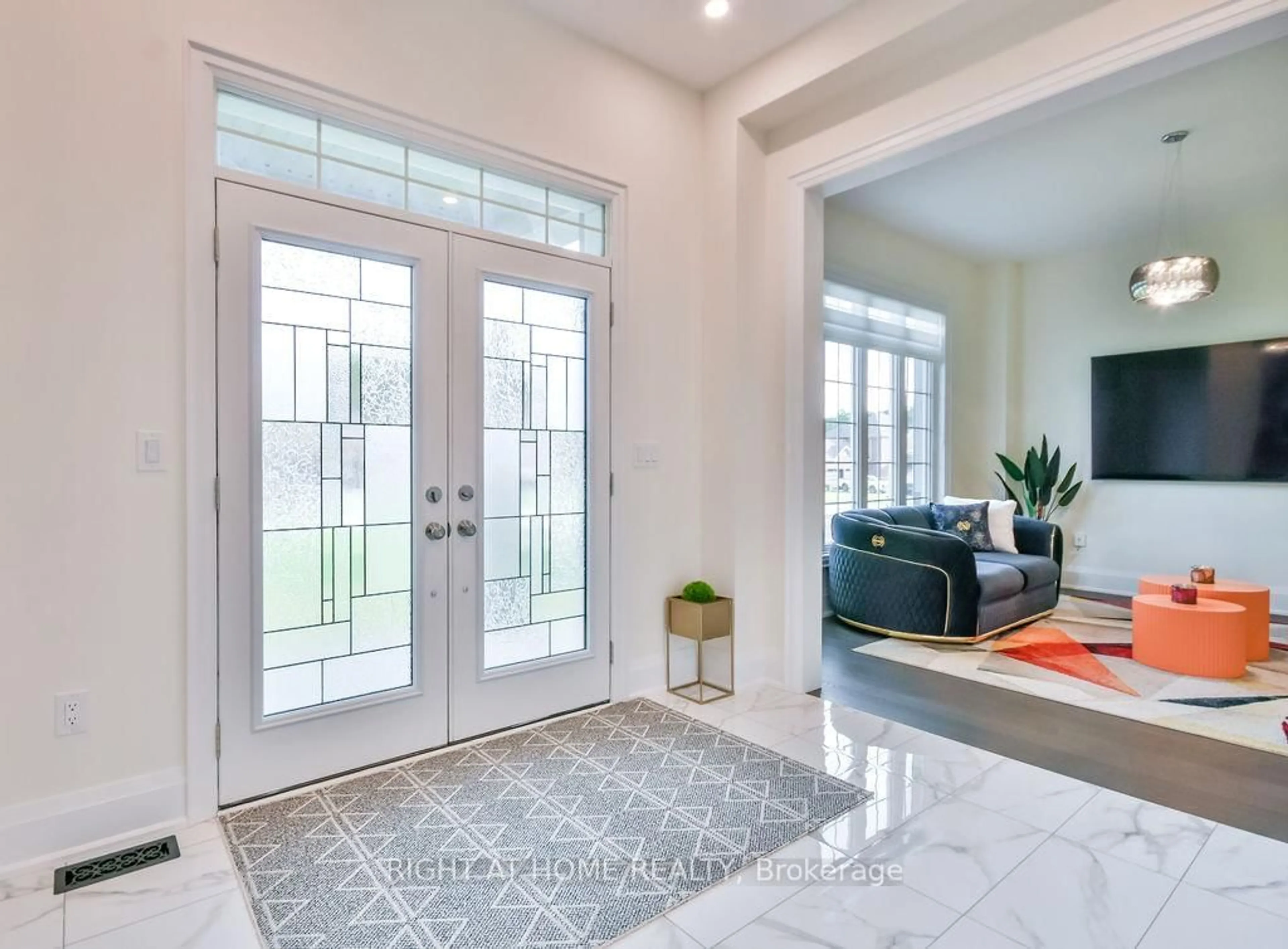 Indoor entryway for 8 Forest Heights Crt, Oro-Medonte Ontario L0L 2E0