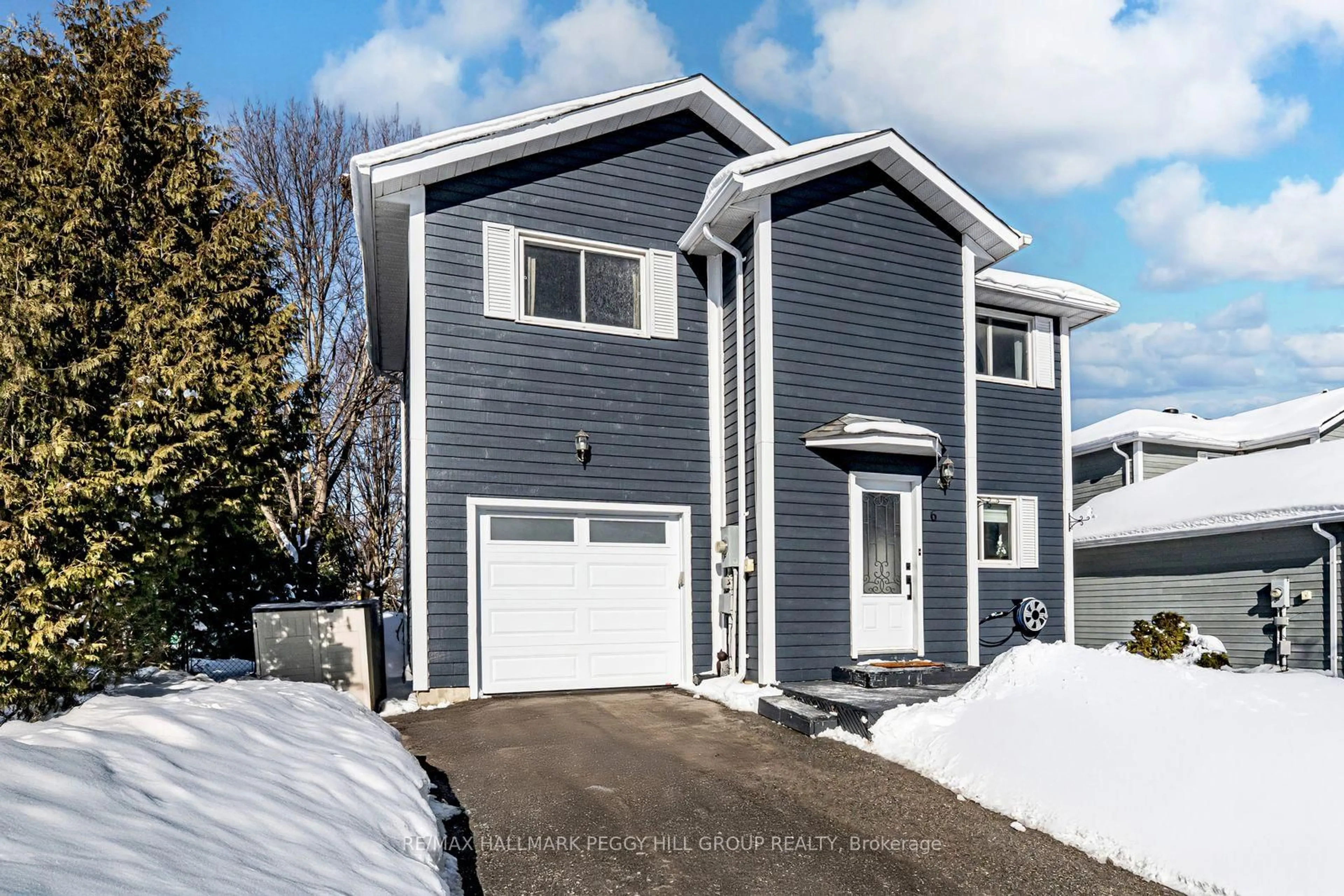 Home with vinyl exterior material, street for 6 James St, Barrie Ontario L4N 6M4