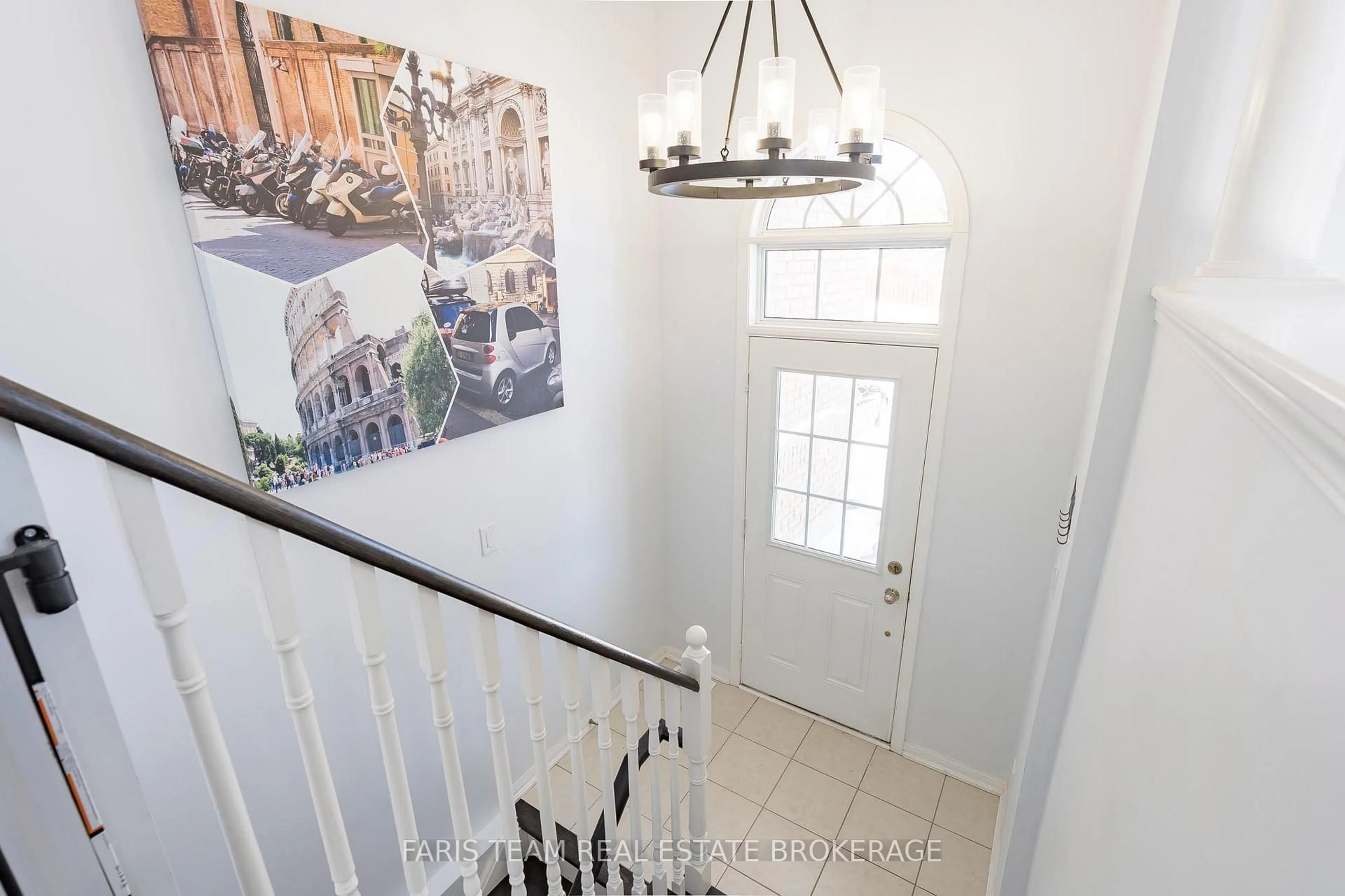 Indoor entryway for 92 Wesley Ave, Wasaga Beach Ontario L9Z 0B9
