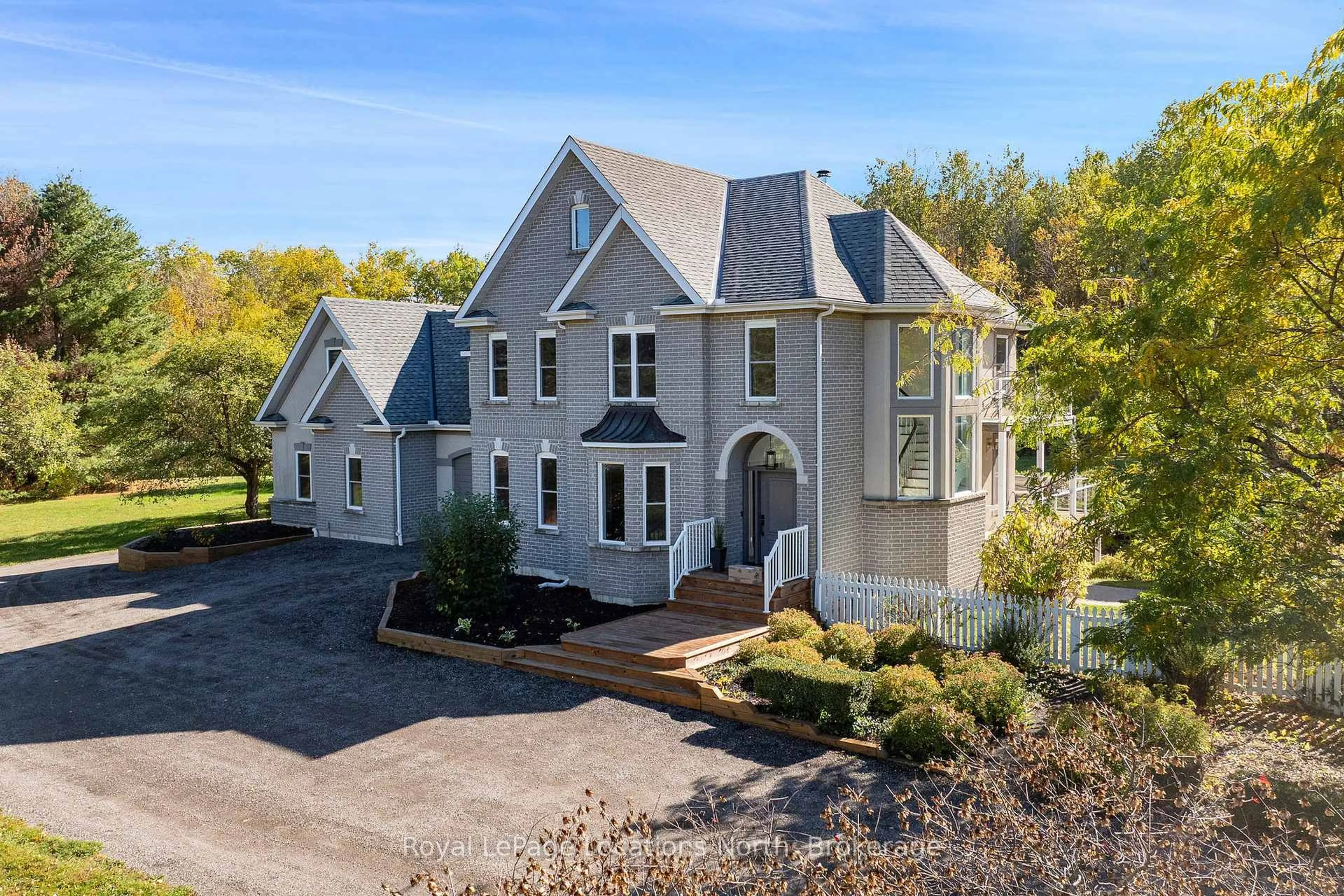 A pic from outside/outdoor area/front of a property/back of a property/a pic from drone, unknown for 7833 Poplar Sdrd, Clearview Ontario L9Y 5N4