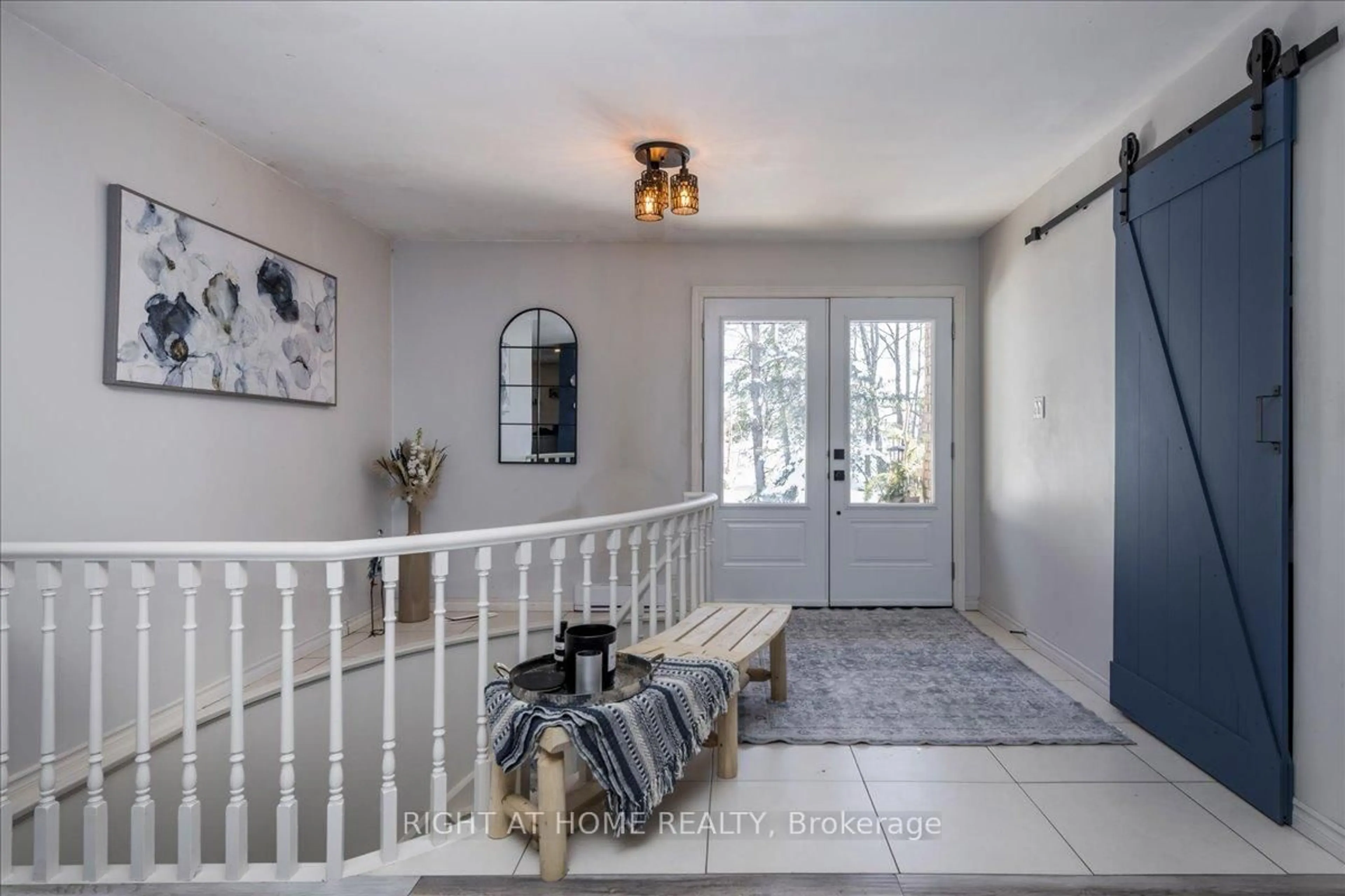 Indoor entryway for 1628 Warminster Sdrd, Oro-Medonte Ontario L0K 1E0