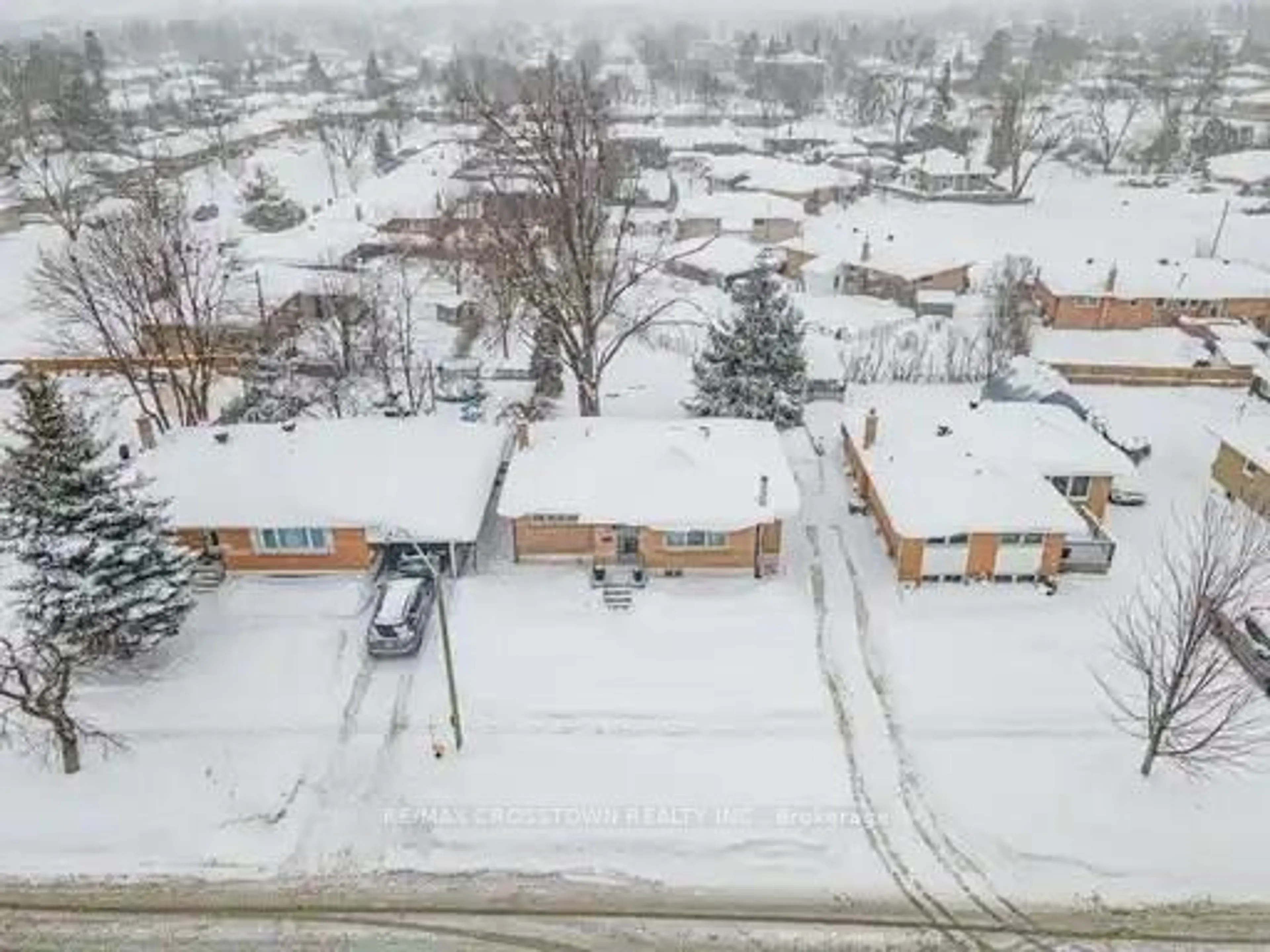 A pic from outside/outdoor area/front of a property/back of a property/a pic from drone, street for 55 Davidson St, Barrie Ontario L4M 3S1