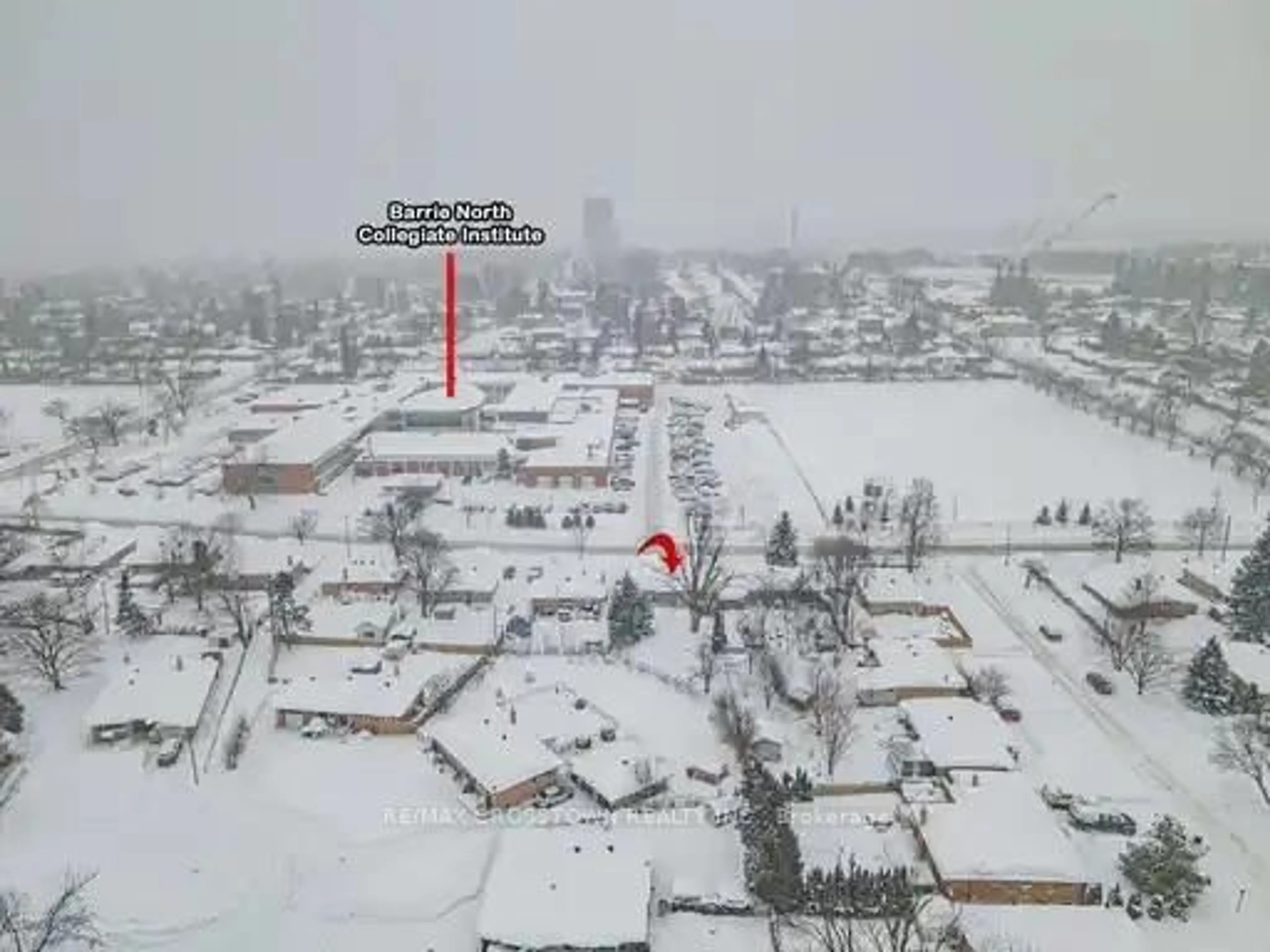 A pic from outside/outdoor area/front of a property/back of a property/a pic from drone, unknown for 55 Davidson St, Barrie Ontario L4M 3S1