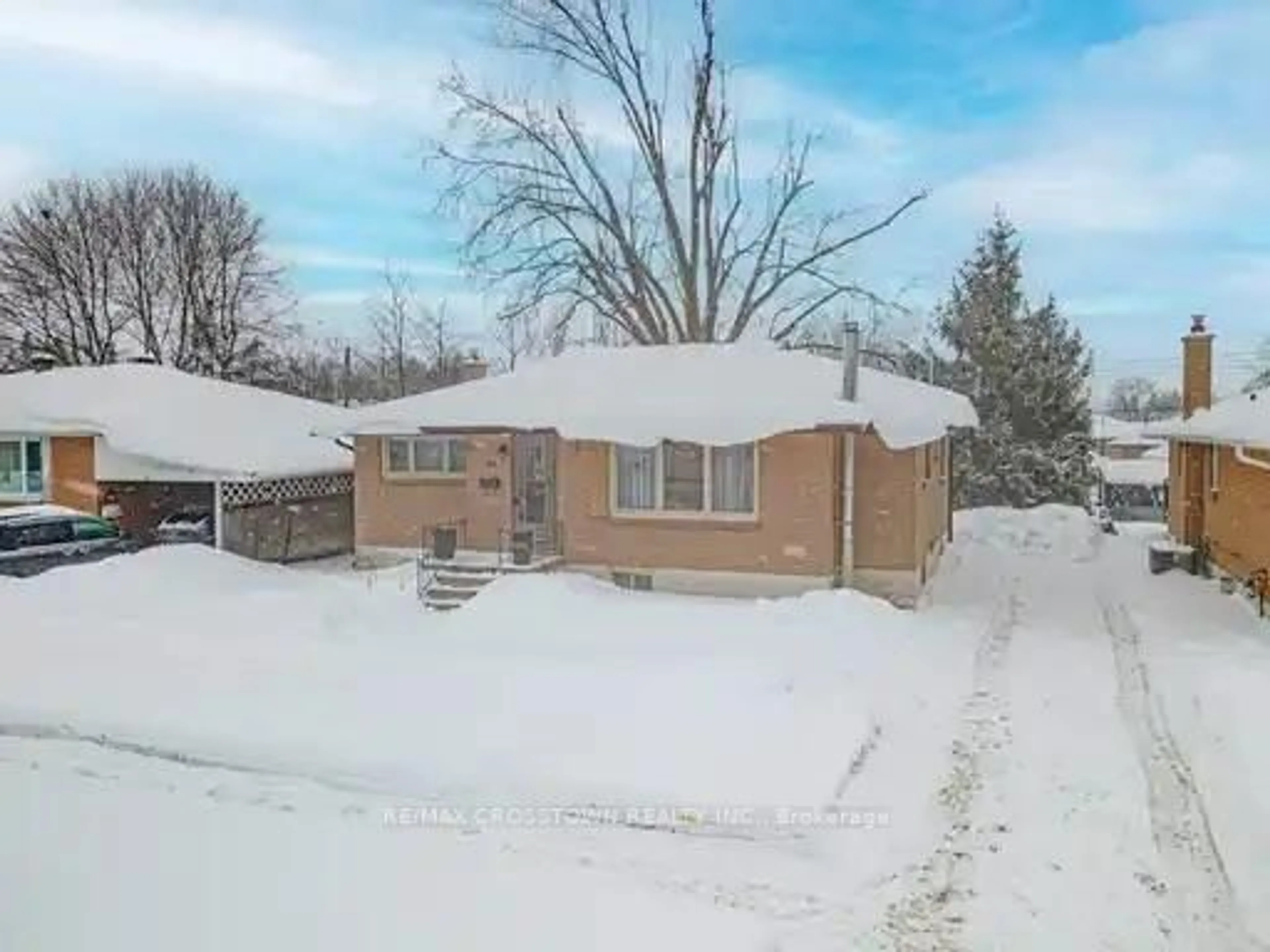 A pic from outside/outdoor area/front of a property/back of a property/a pic from drone, street for 55 Davidson St, Barrie Ontario L4M 3S1