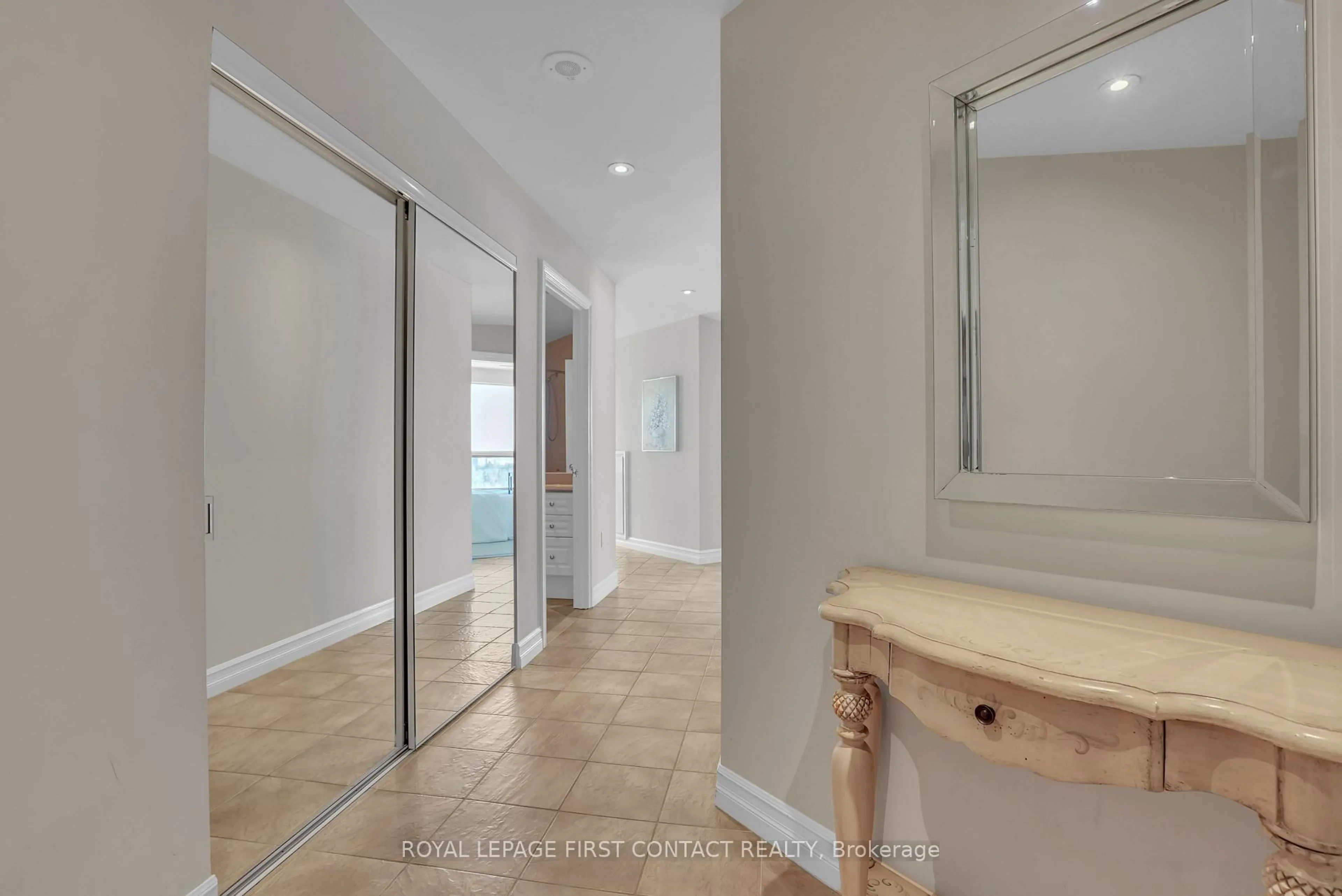 Indoor entryway for 6 Toronto St #1407, Barrie Ontario L4N 9R2