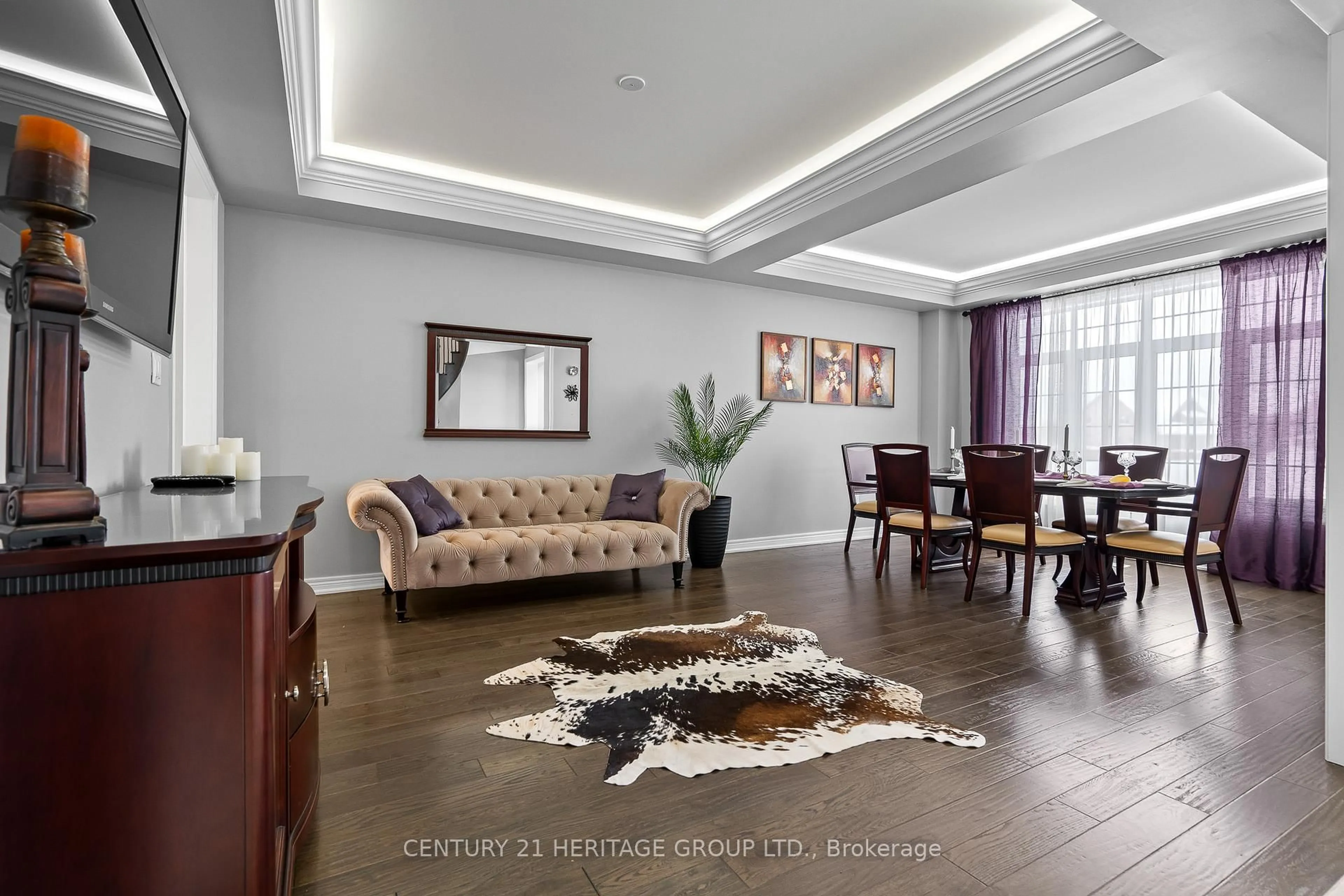 Living room with furniture, unknown for 77 Trail Blvd, Springwater Ontario L9X 0S3