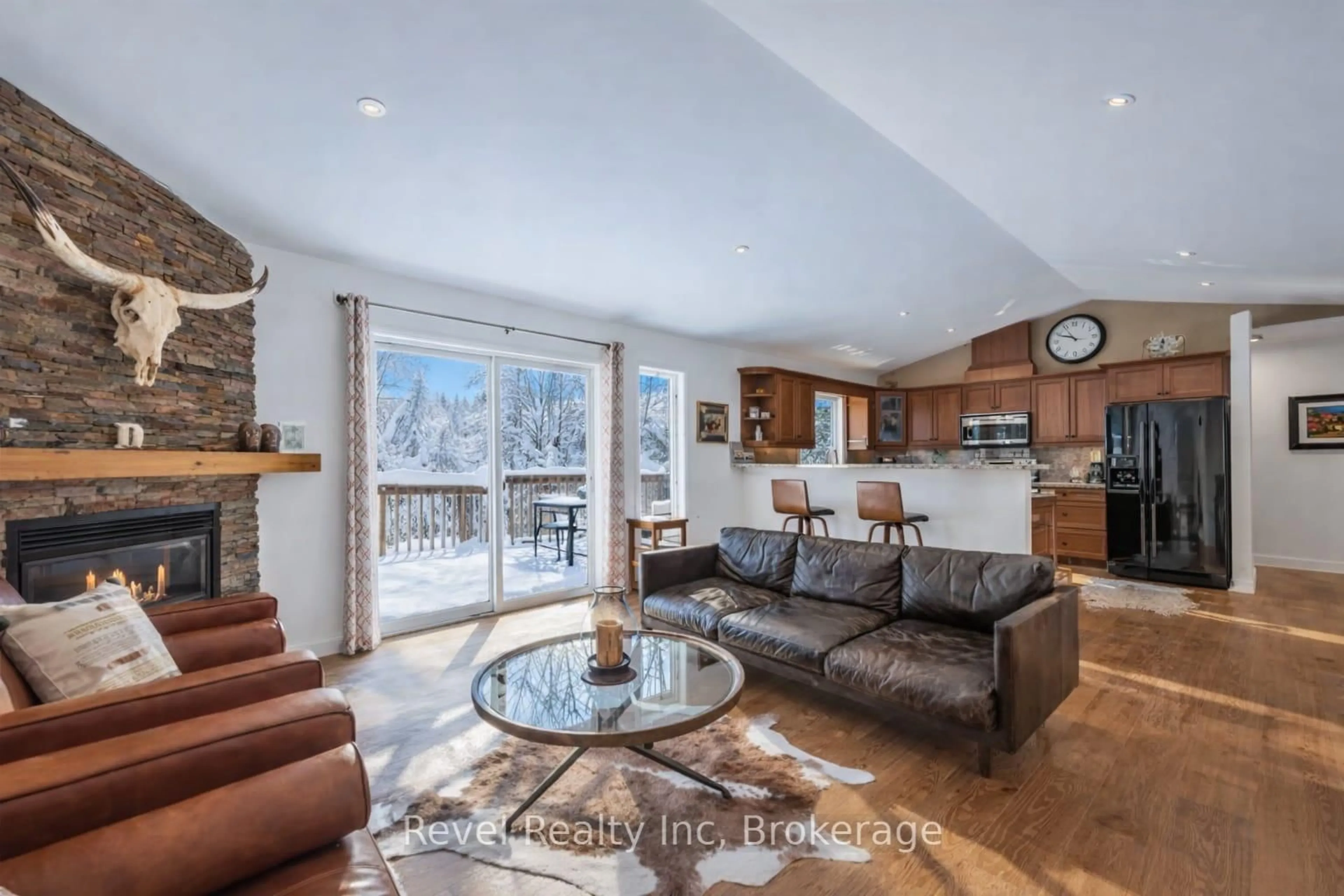 Living room with furniture, unknown for 89 TROUT Lane, Tiny Ontario L9M 0J1