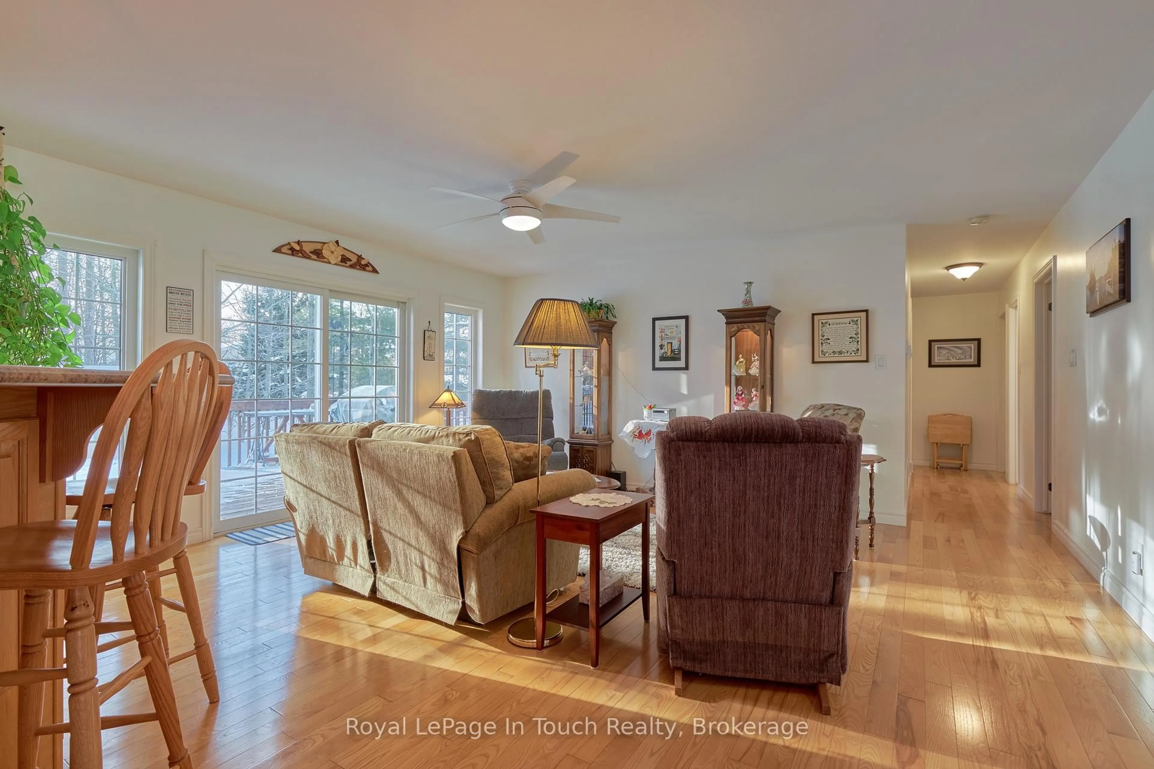 Living room with furniture, unknown for 40 Maryjane Rd, Tiny Ontario L0L 2T0