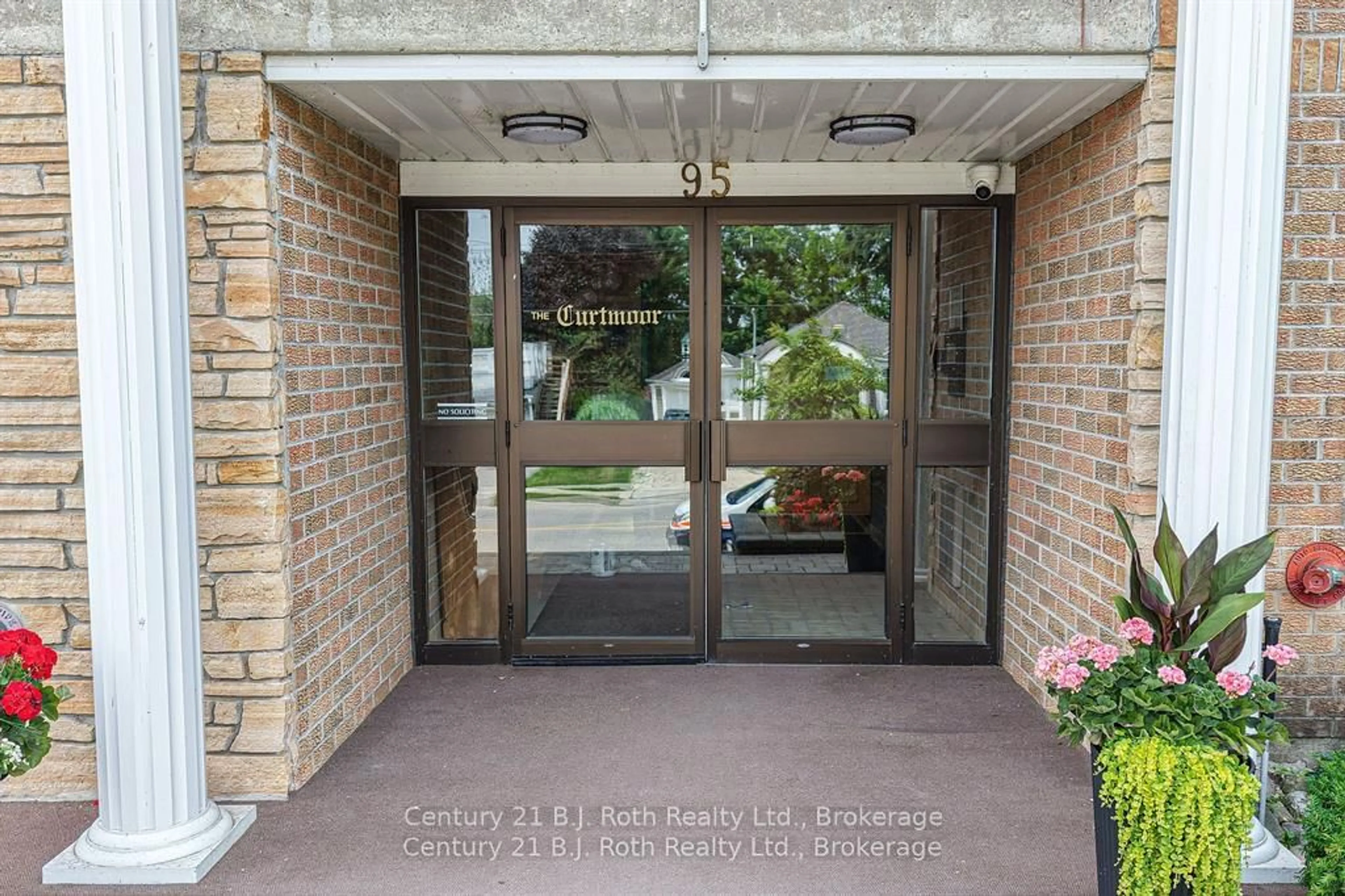 Indoor foyer for 95 Matchedash St #104, Orillia Ontario L3V 4T9