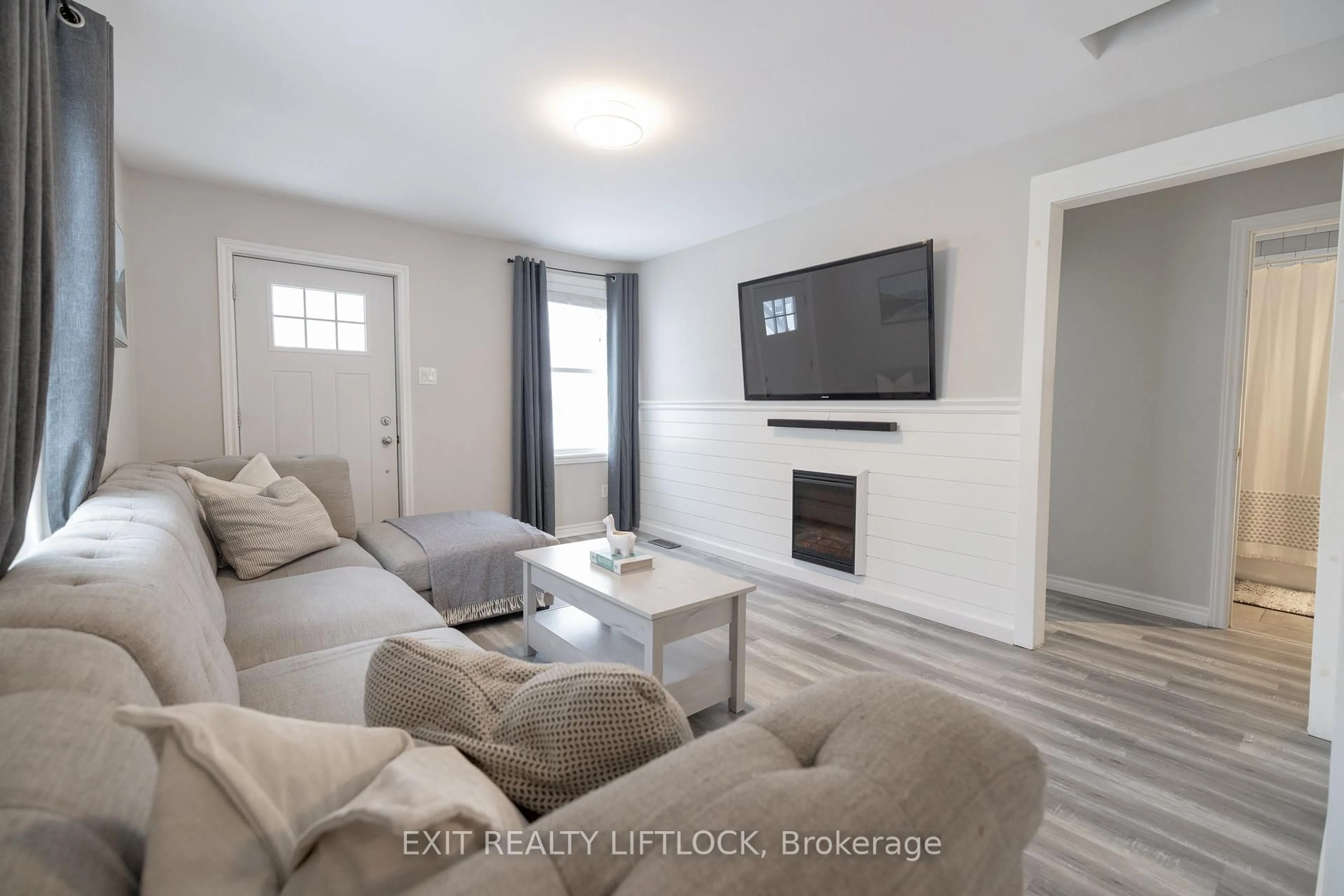 Living room with furniture, unknown for 319 Gill St, Orillia Ontario L3V 4K3