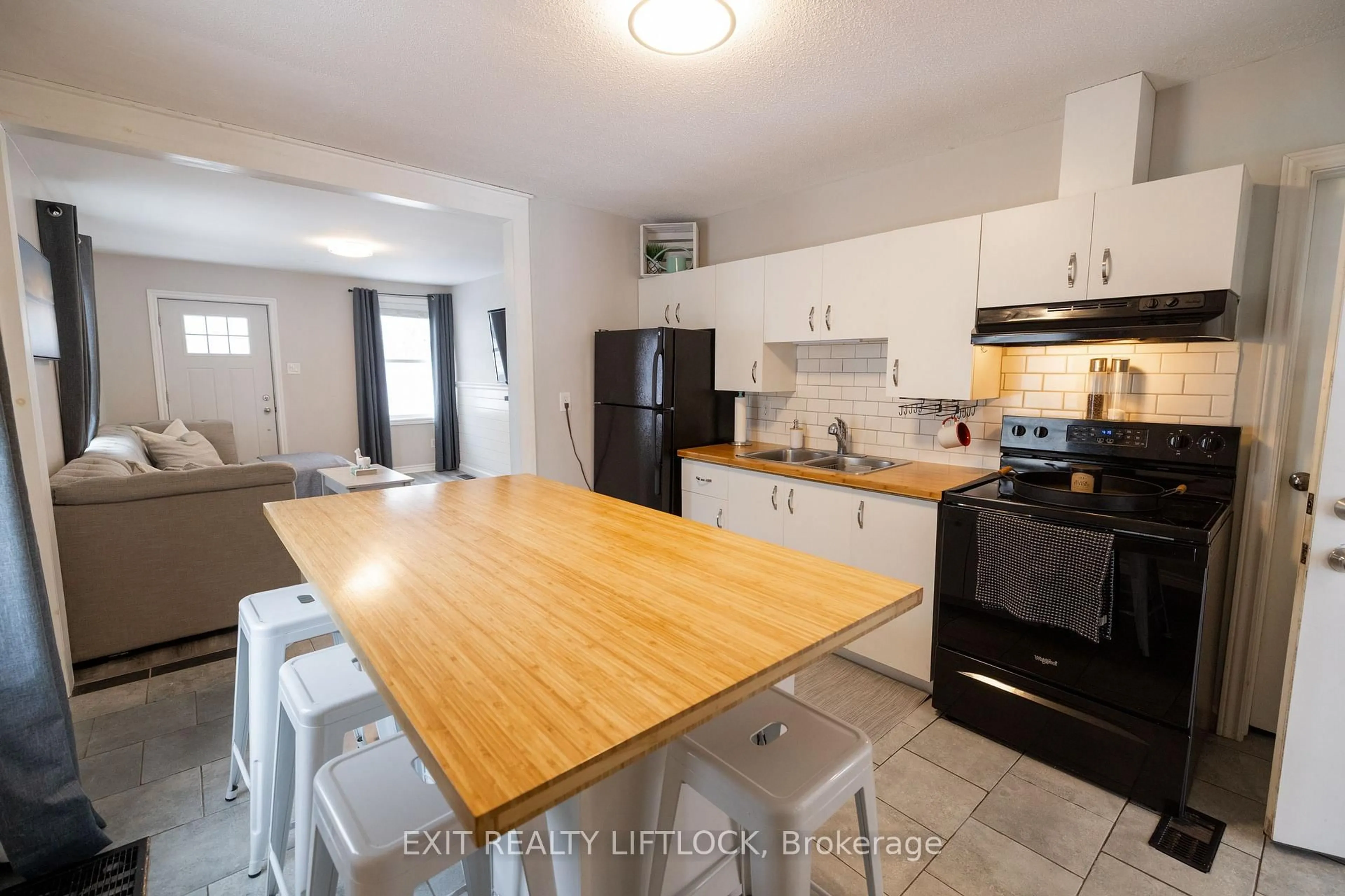 Open concept kitchen, unknown for 319 Gill St, Orillia Ontario L3V 4K3