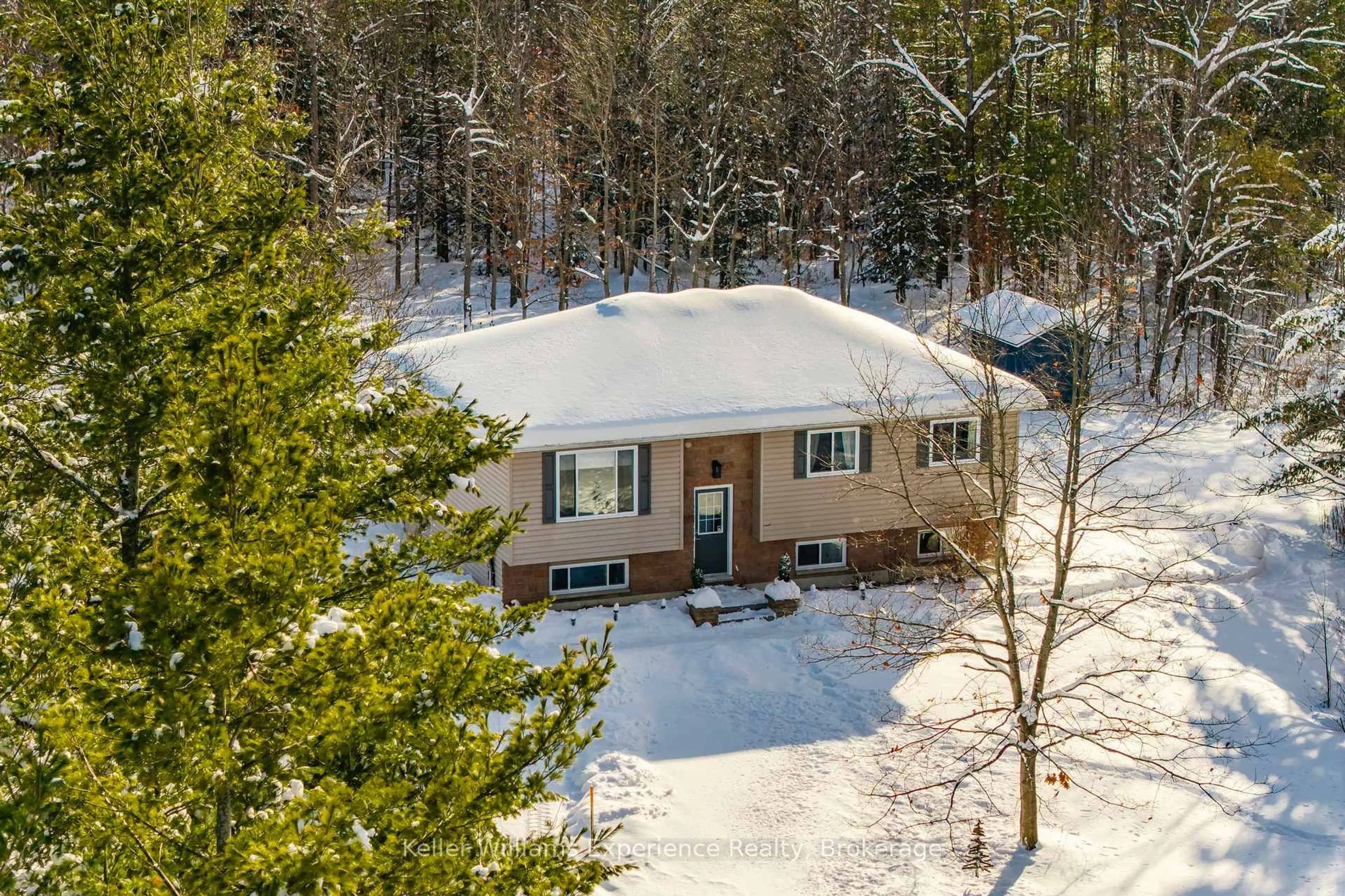 A pic from outside/outdoor area/front of a property/back of a property/a pic from drone, unknown for 2891 Brady Dr, Severn Ontario P0E 1N0