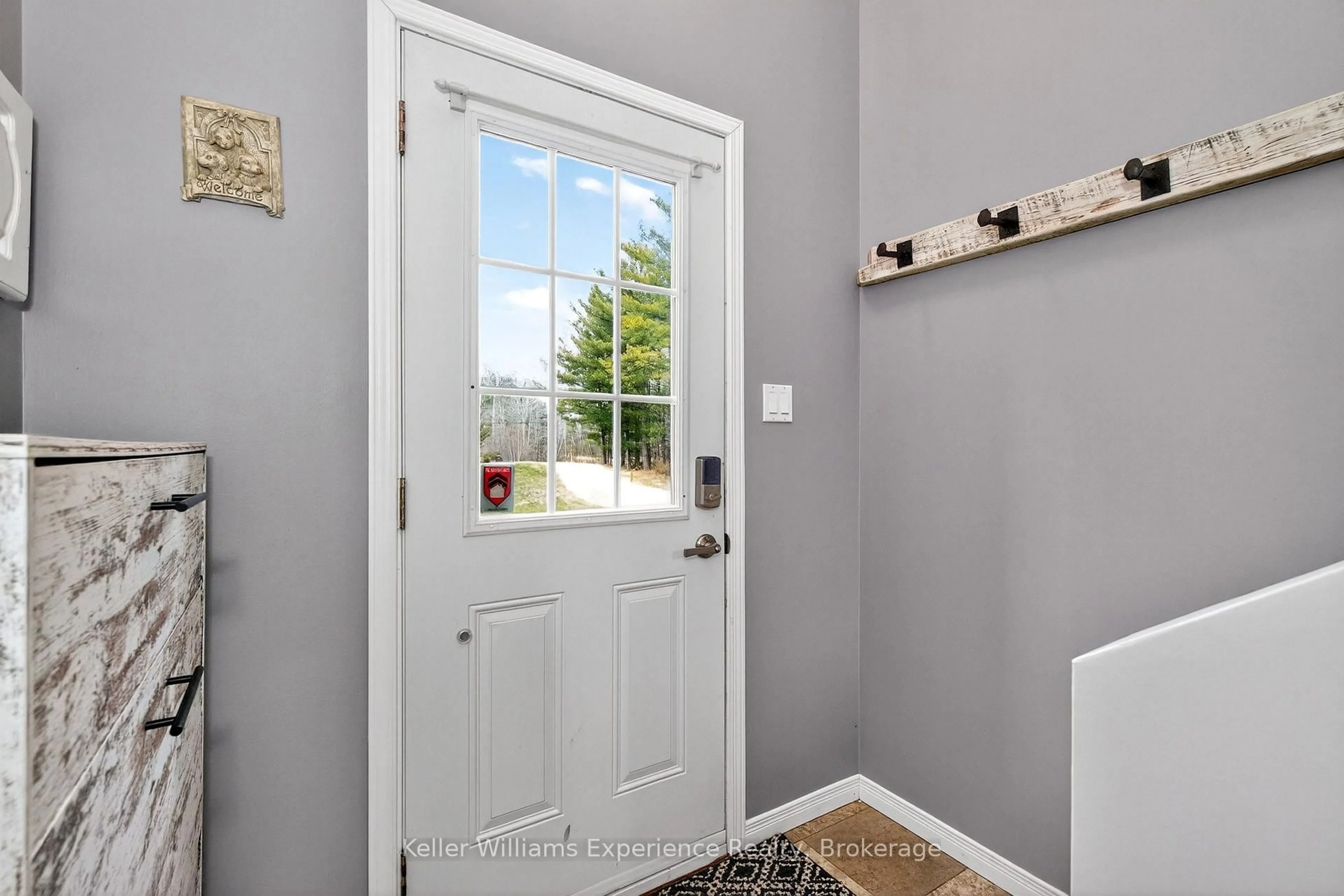 Indoor entryway for 2891 Brady Dr, Severn Ontario P0E 1N0