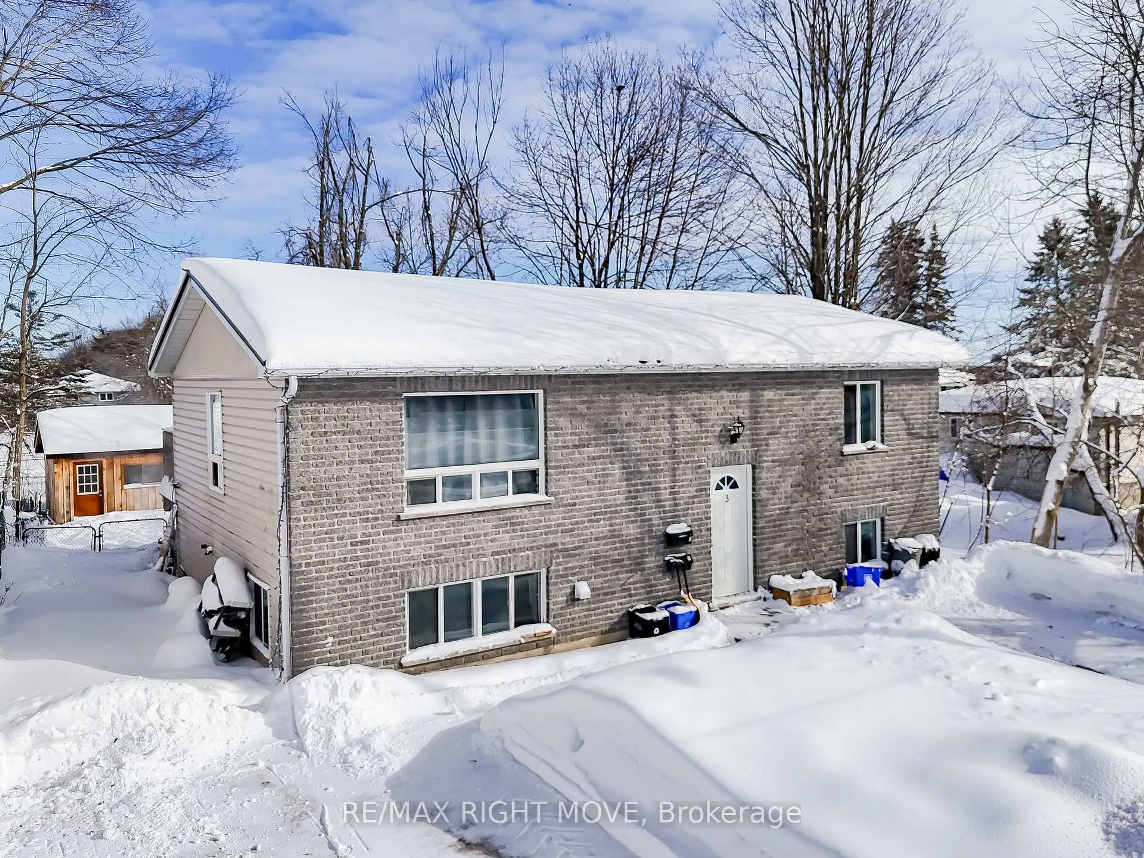 A pic from outside/outdoor area/front of a property/back of a property/a pic from drone, street for 3 Lakeview Ave, Orillia Ontario L3V 6E6