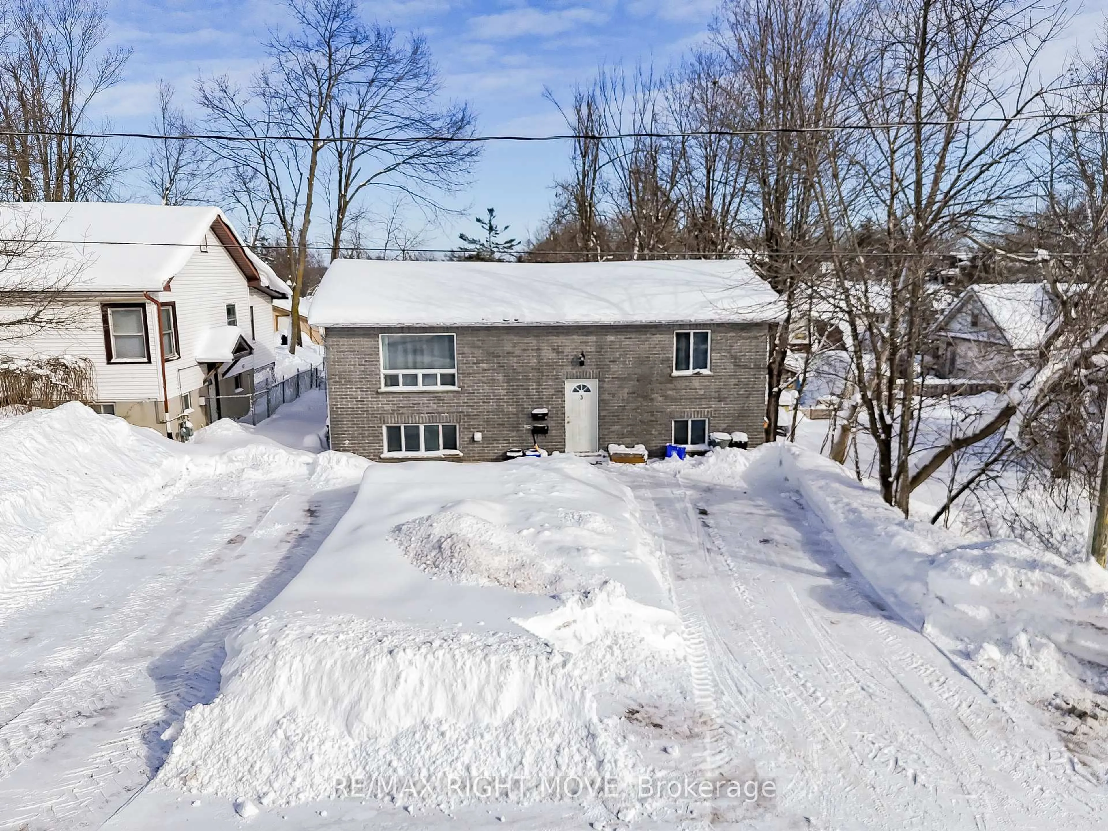 A pic from outside/outdoor area/front of a property/back of a property/a pic from drone, street for 3 Lakeview Ave, Orillia Ontario L3V 6E6