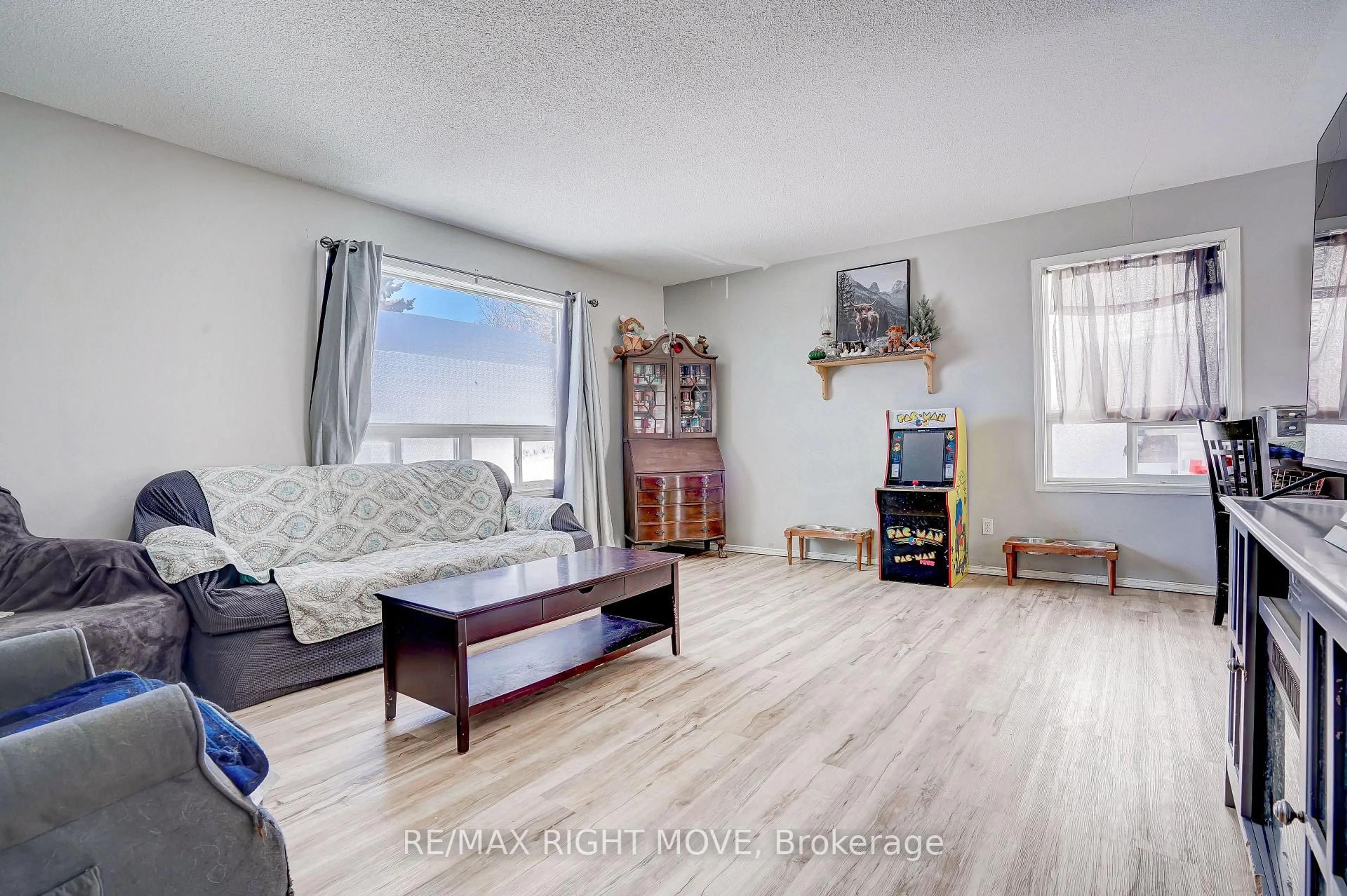 Living room with furniture, wood/laminate floor for 3 Lakeview Ave, Orillia Ontario L3V 6E6