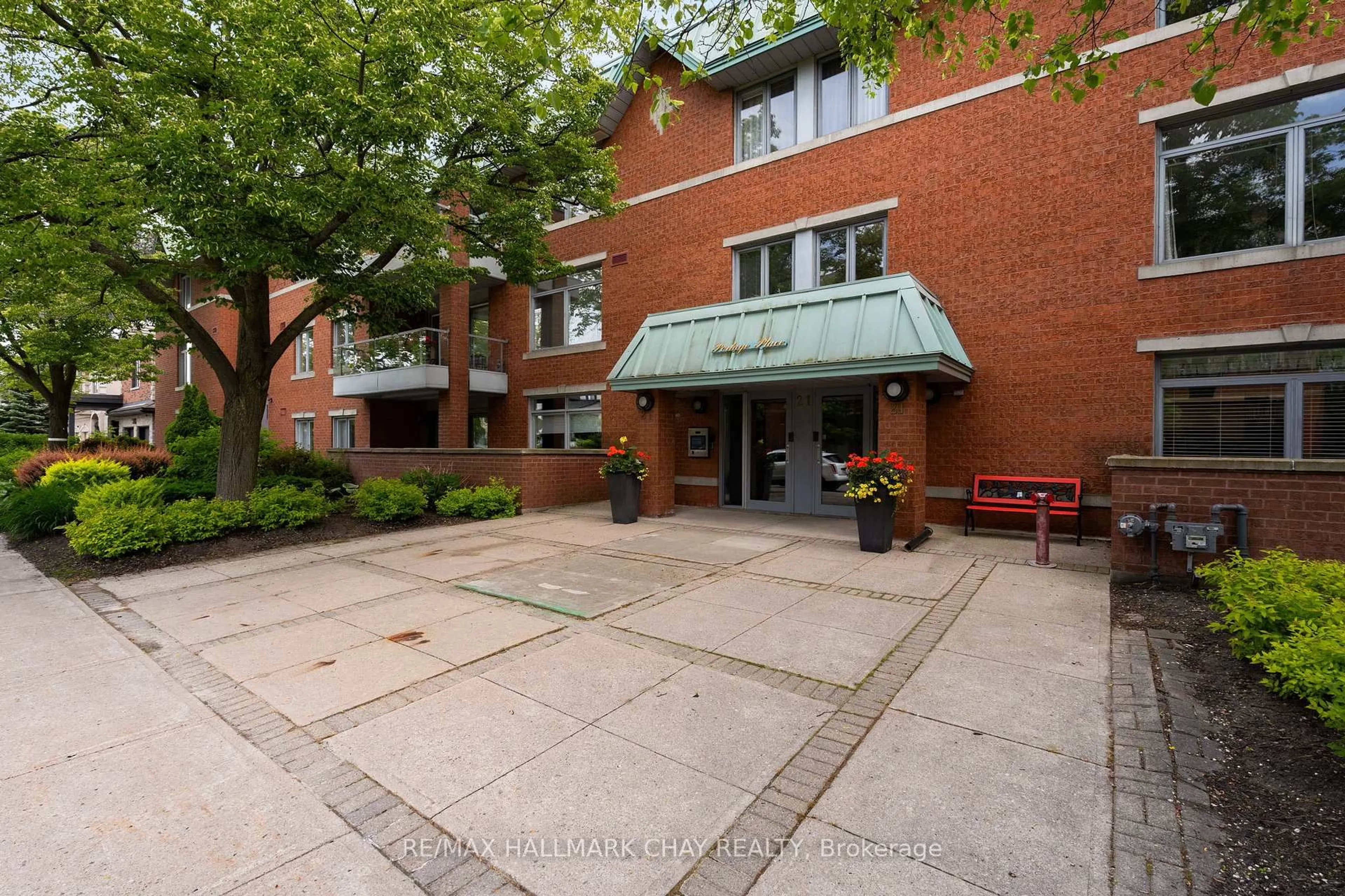 Patio, unknown for 21 Kempenfelt Dr #103, Barrie Ontario L4M 1B8